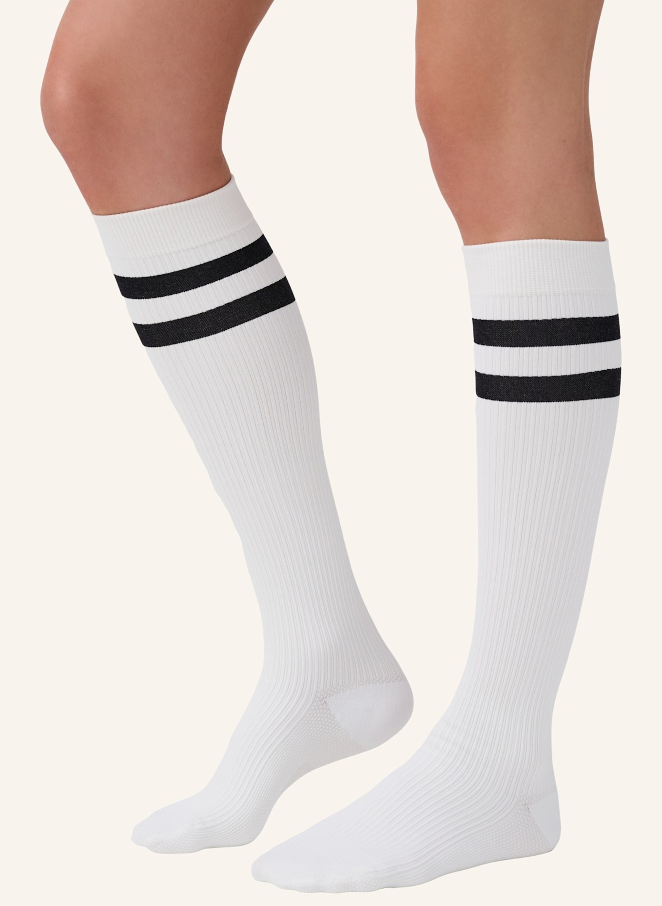 ITEM m6 SNEAKER COTTON CONSCIOUS RIBBED KNEE HIGH mit Kompression: WEISS