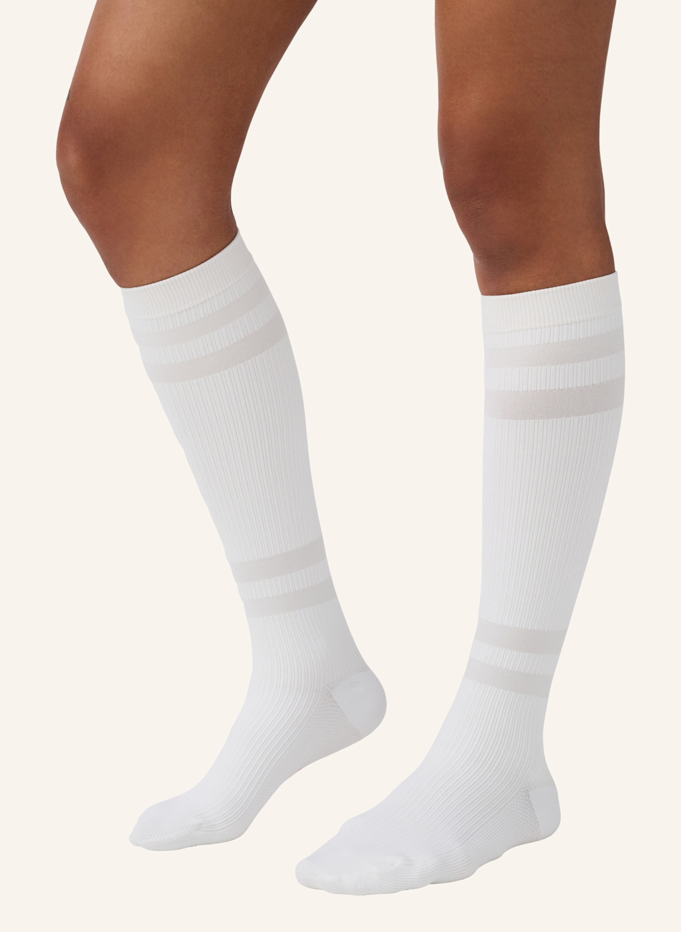ITEM m6 SNEAKER COTTON CONSCIOUS RIBBED KNEE HIGH mit Kompression: WEISS