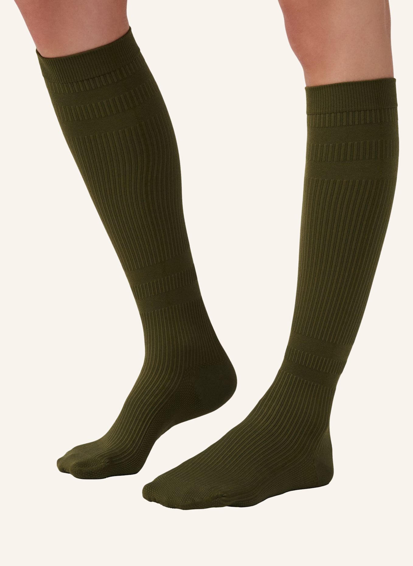 ITEM m6 SNEAKER COTTON CONSCIOUS RIBBED KNEE HIGH mit Kompression: OLIV