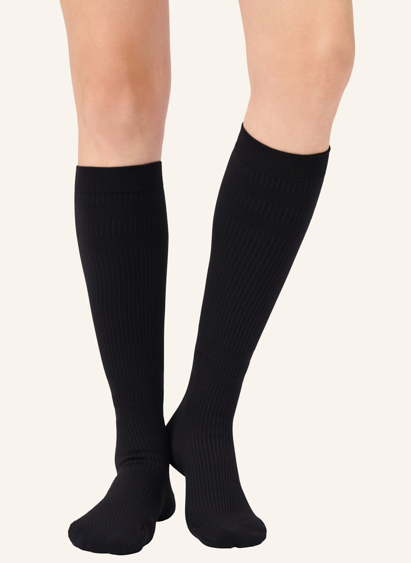 ITEM m6 SNEAKER COTTON CONSCIOUS RIBBED KNEE HIGH mit Kompression: SCHWARZ