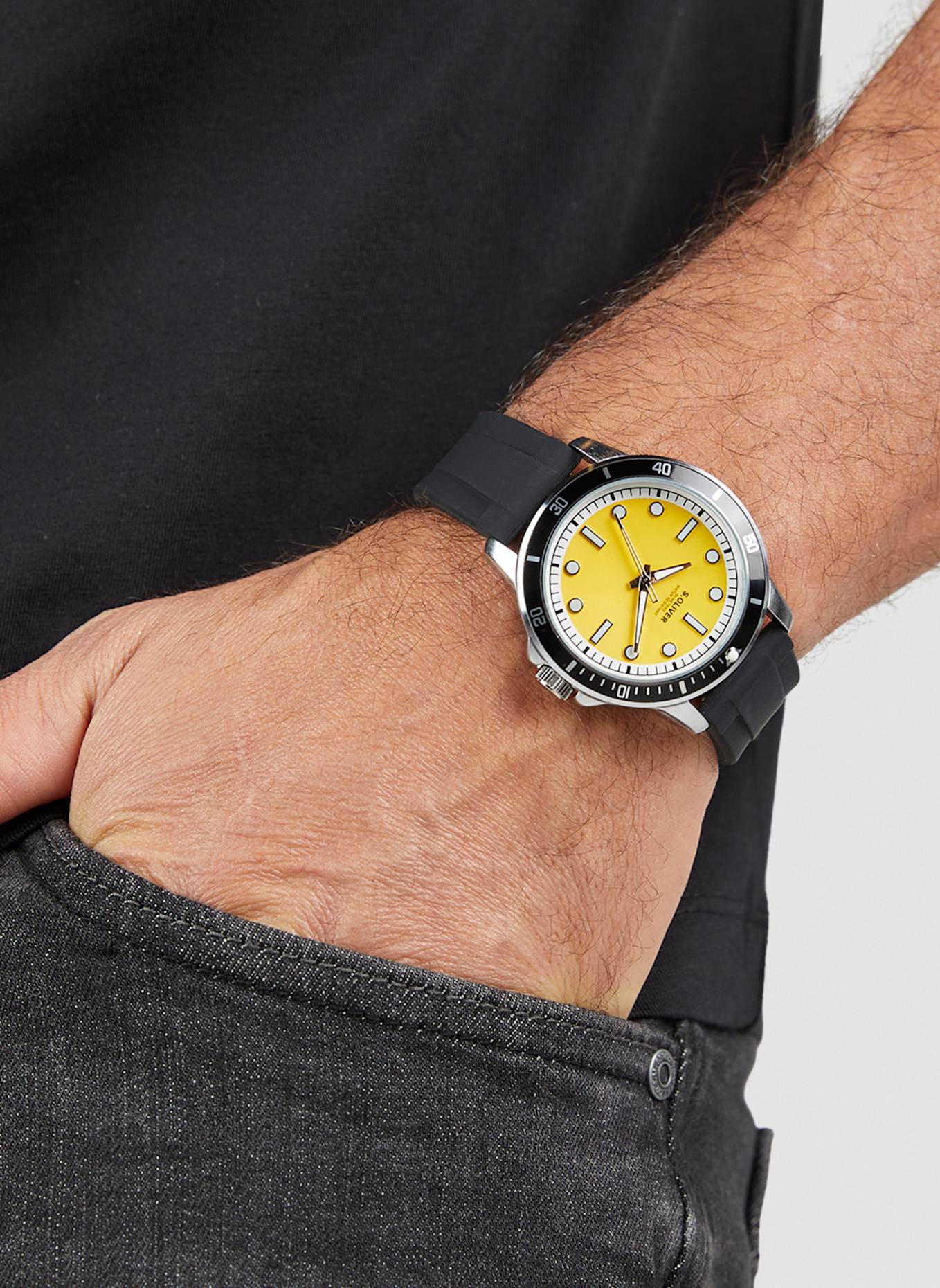 s.Oliver Armbanduhr  aus  Silikon: SCHWARZ