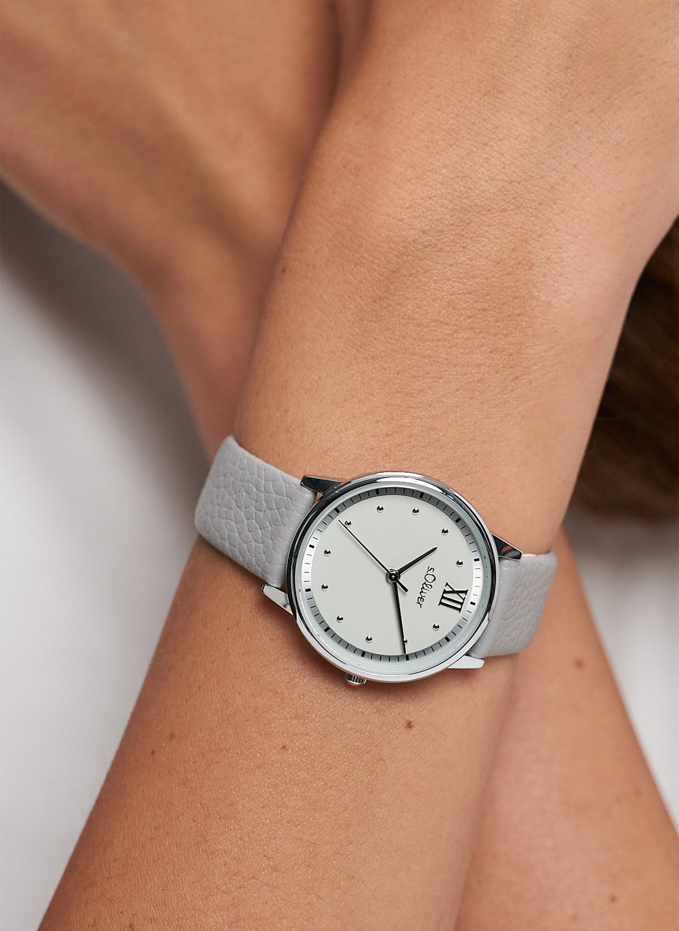 s.Oliver Armbanduhr  aus  Kunstleder: GRAU