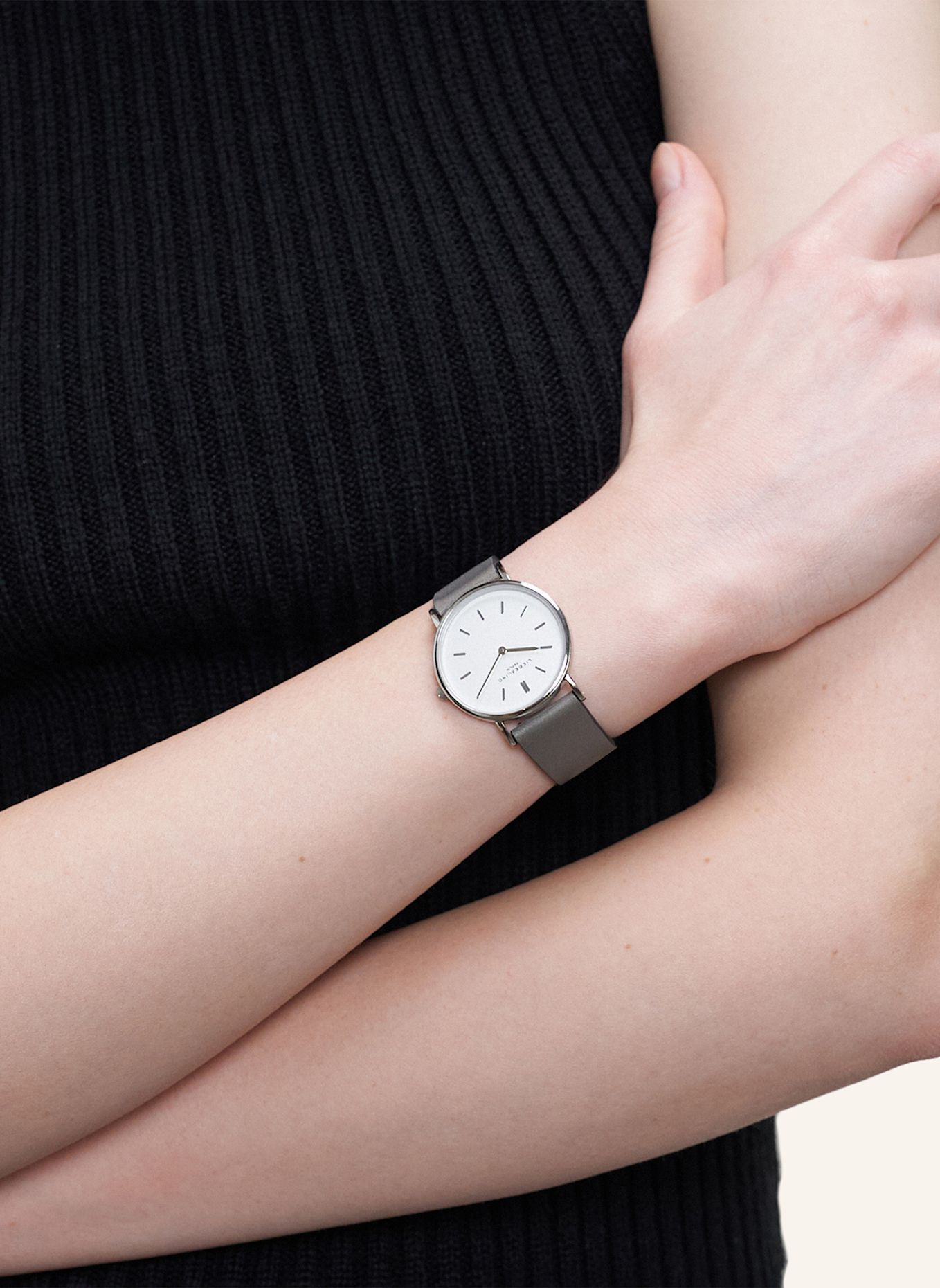 LIEBESKIND Armbanduhr aus Echtleder: GRAU