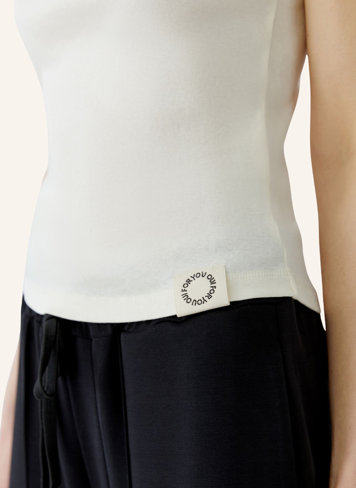 oui Top: WEISS