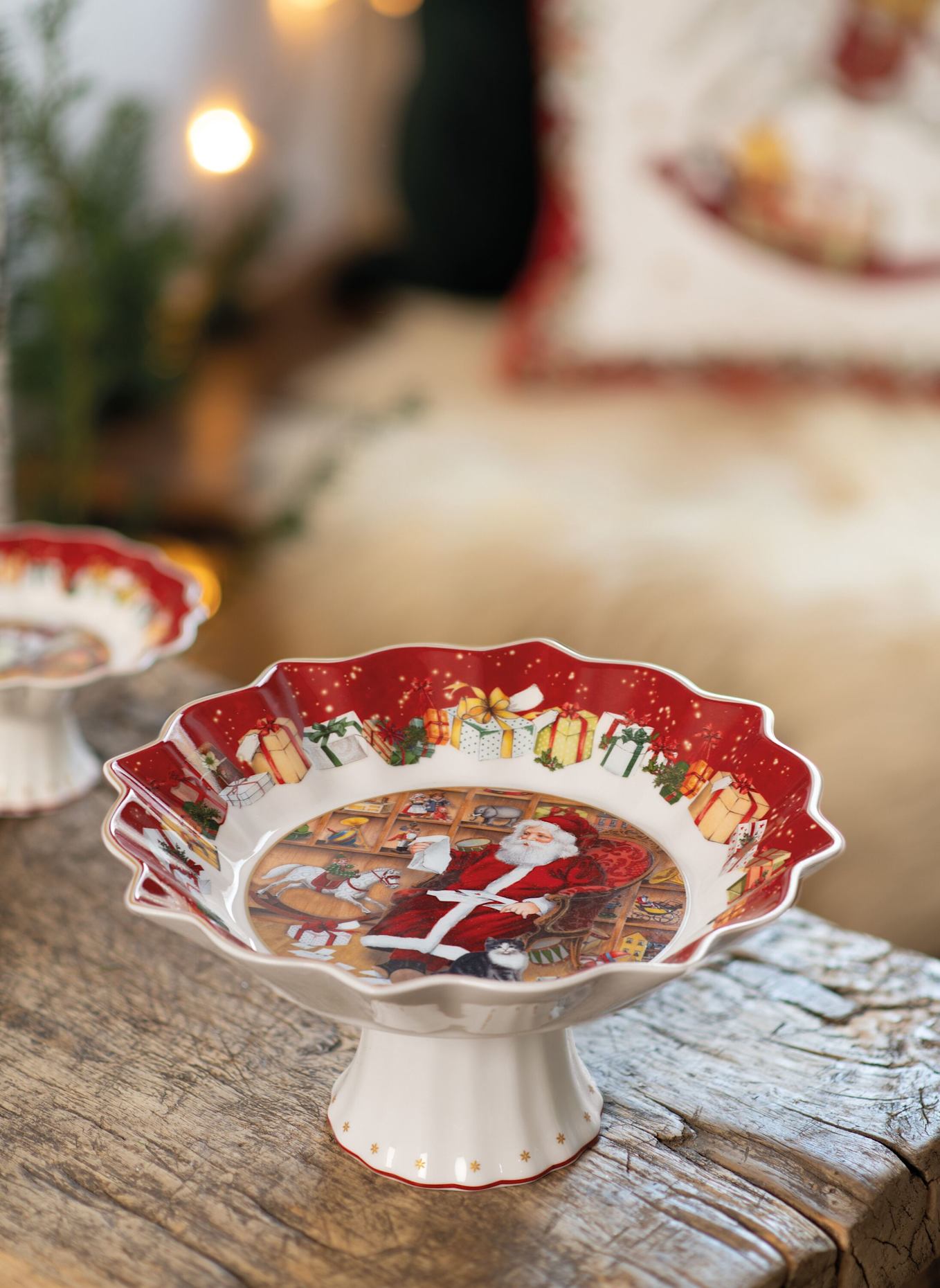 Villeroy & Boch Schale auf Fuß, Santa liest Wunschzettel TOY'S FANTASY: GELB/ GRÜN/ BLAU/ ROT