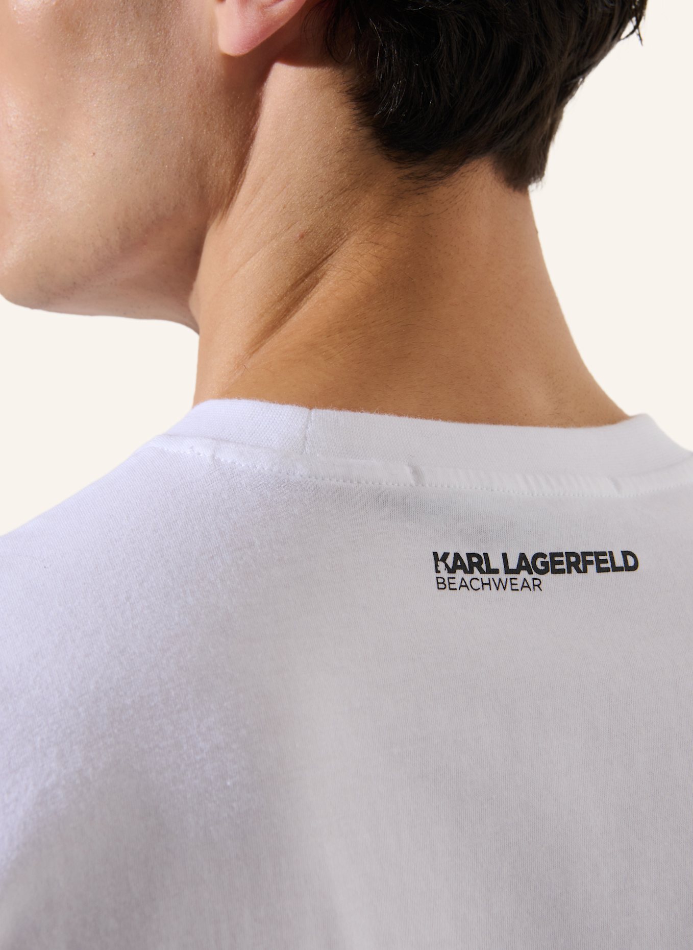 KARL LAGERFELD STRAND-T-SHIRT MIT KARL-LOGO IN METALLIC-OPTIK: WEISS