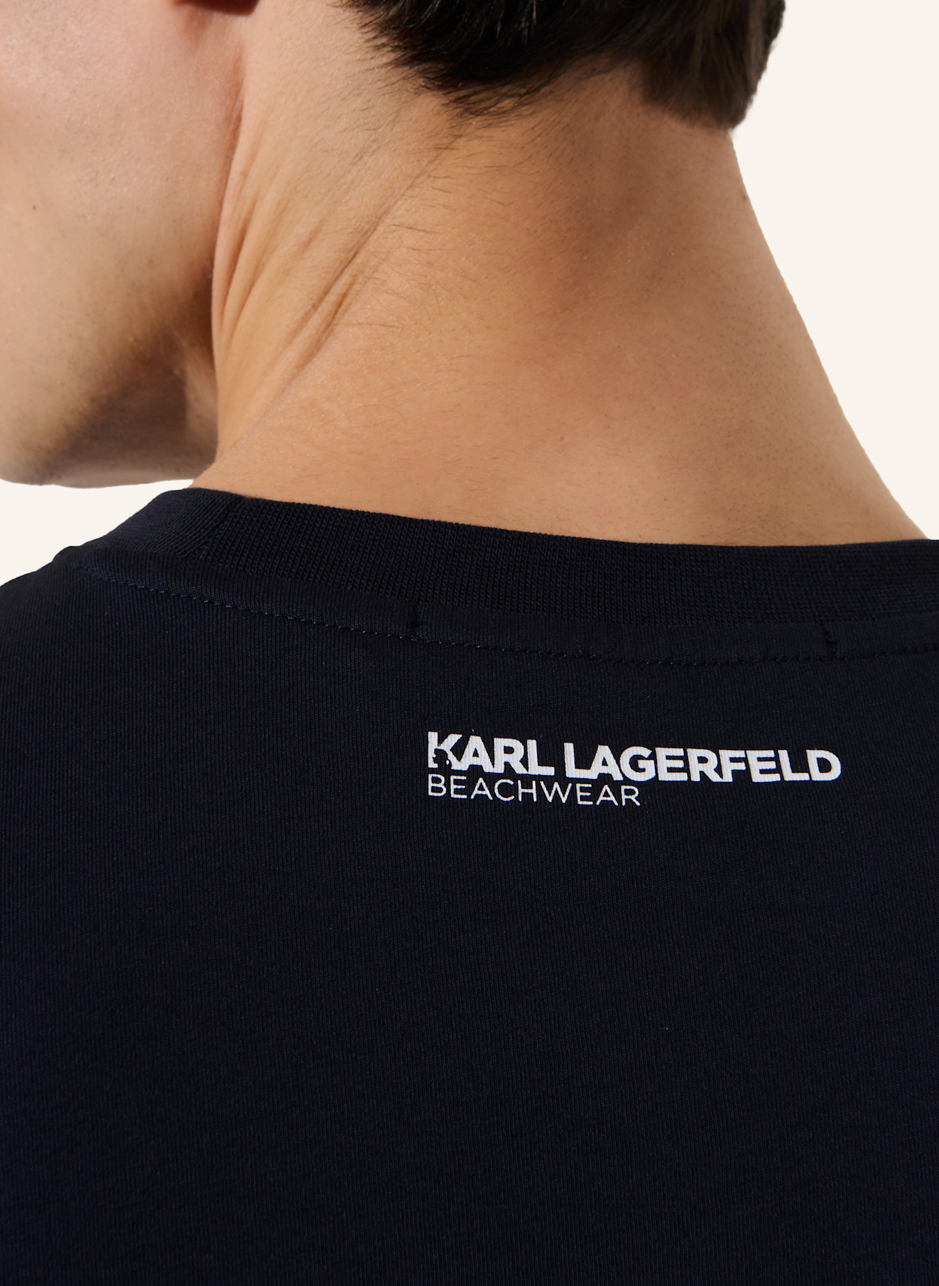 KARL LAGERFELD STRAND-T-SHIRT MIT KARL-LOGO IN METALLIC-OPTIK: SCHWARZ