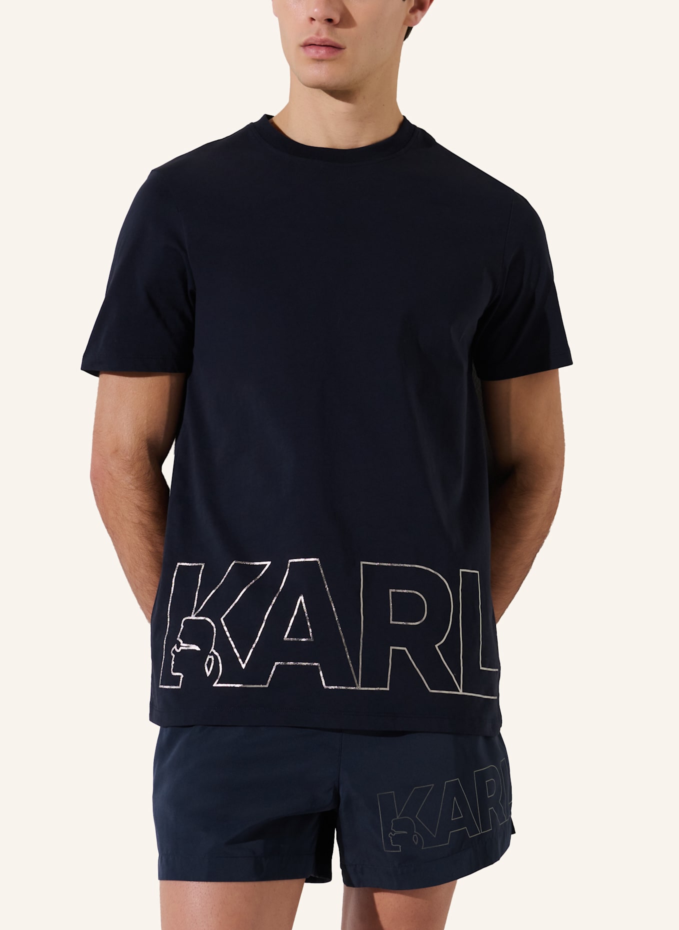 KARL LAGERFELD STRAND-T-SHIRT MIT KARL-LOGO IN METALLIC-OPTIK: SCHWARZ