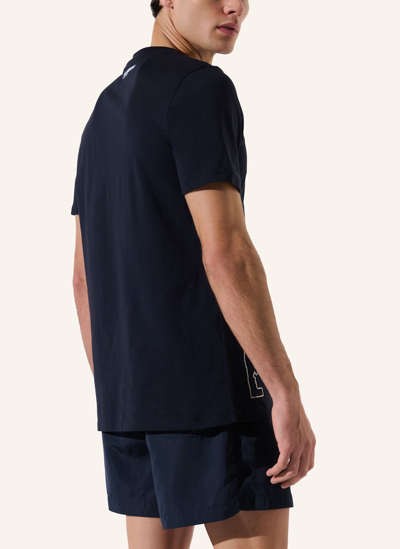 KARL LAGERFELD STRAND-T-SHIRT MIT KARL-LOGO IN METALLIC-OPTIK: SCHWARZ