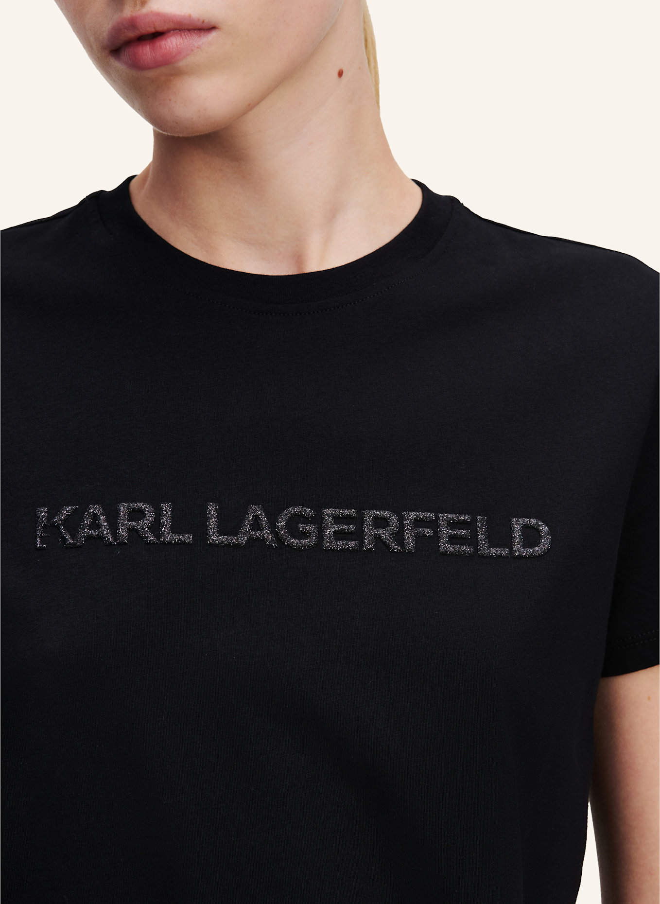 KARL LAGERFELD T-SHIRT MIT GLITZERNDEM KARL-LOGO, Farbe: SCHWARZ (Bild 4)