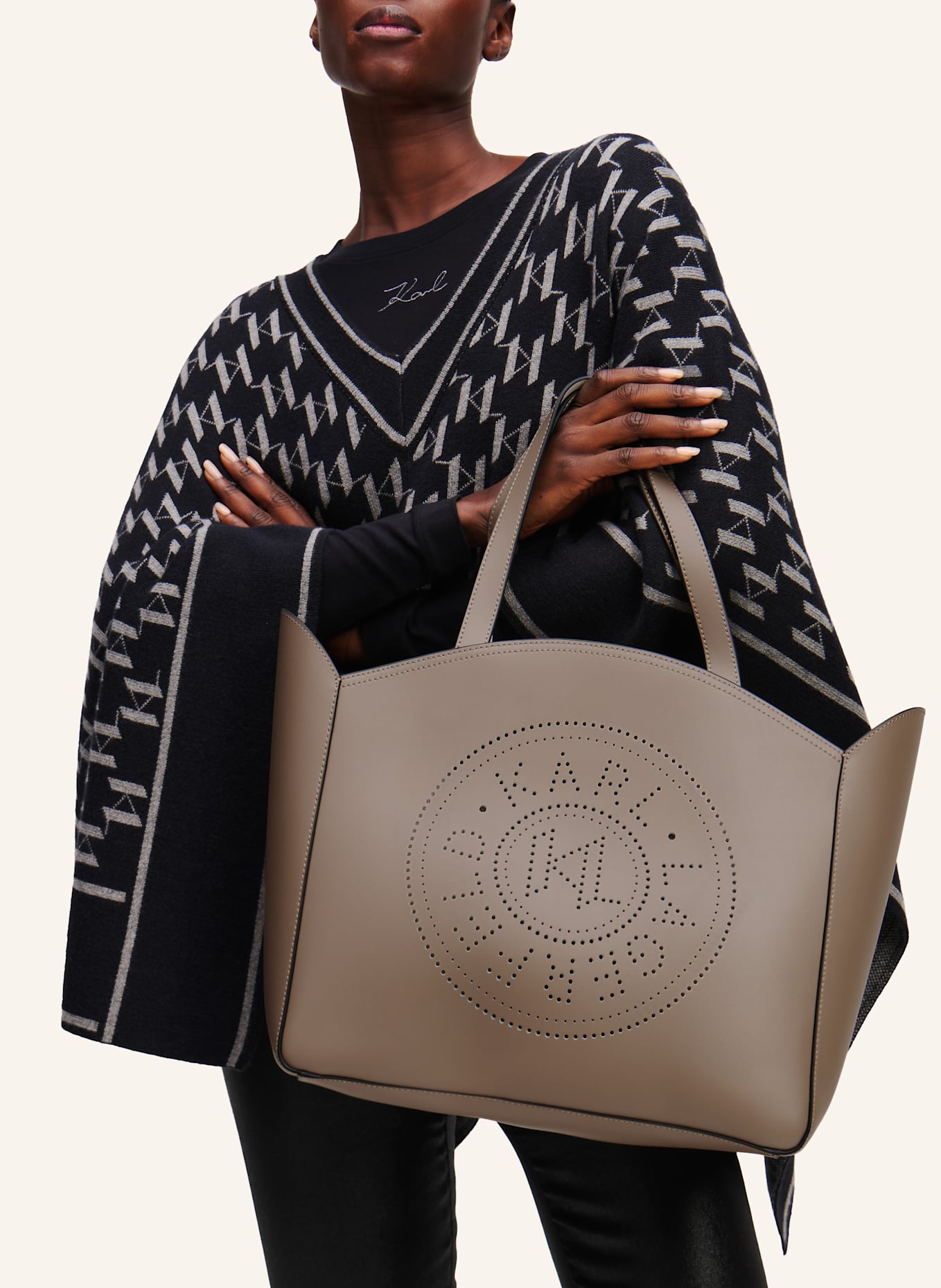 KARL LAGERFELD K/CIRCLE GROSSE TOTE-BAG MIT LOCHMUSTER, Farbe: SCHWARZ (Bild 5)