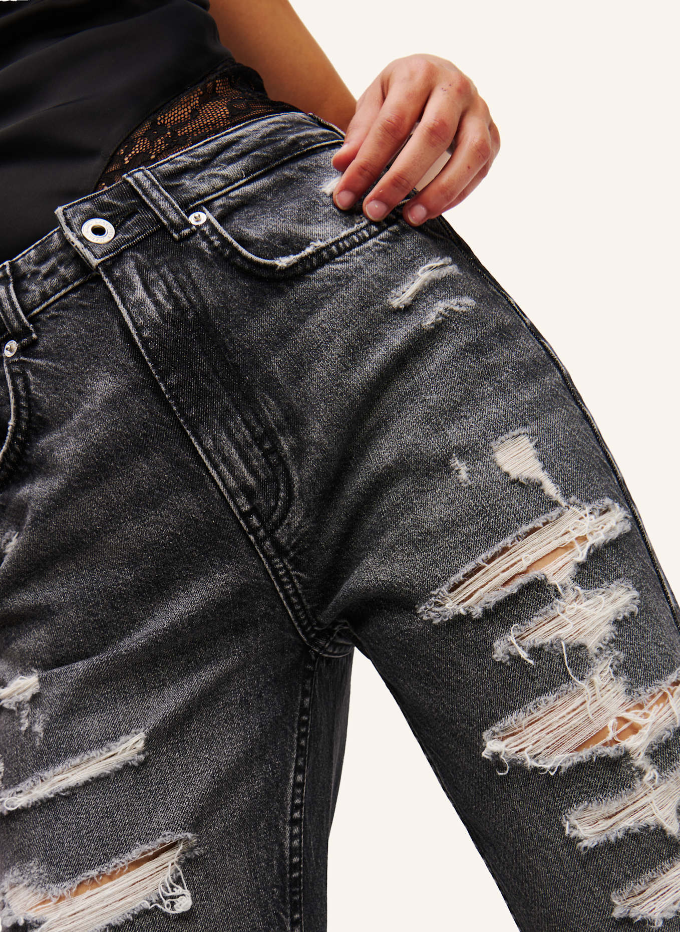 KARL LAGERFELD JEANS GERADE GESCHNITTENE DISTRESSED-JEANS MIT HOHEM BUND, Farbe: SCHWARZ (Bild 4)