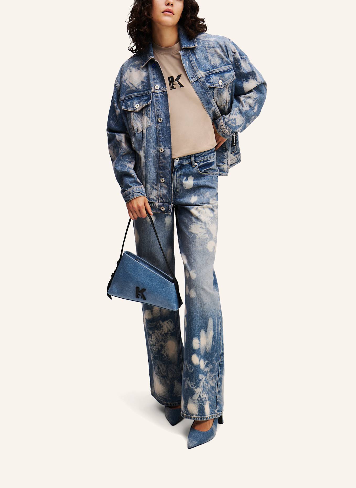 KARL LAGERFELD JEANS GEBLEICHTE JEANS IN LÄSSIGER PASSFORM MIT MITTELHOHEM BUND, Farbe: BLAU (Bild 3)