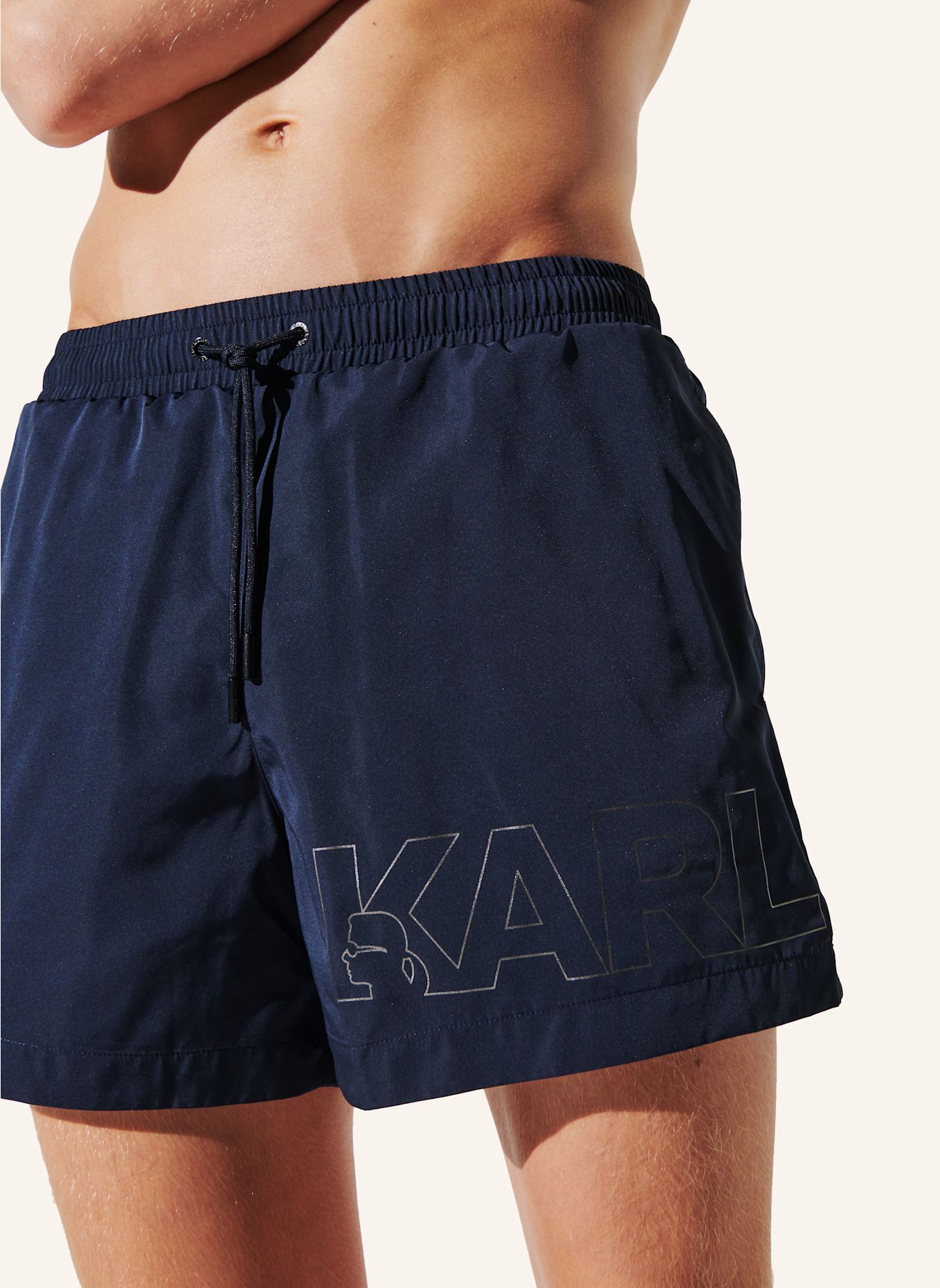 KARL LAGERFELD MITTELLANGE BOARD-SHORTS MIT KARL-LOGO IN METALLIC-OPTIK, Farbe: SCHWARZ (Bild 4)