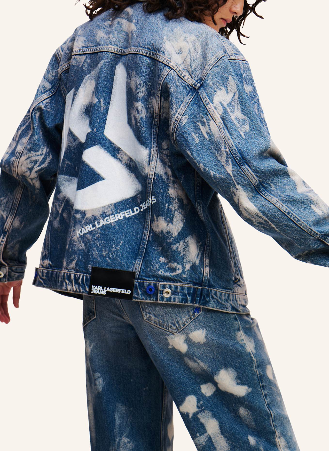 KARL LAGERFELD JEANS GEBLEICHTE JEANSJACKE IN LÄSSIGER PASSFORM, Farbe: BLAU (Bild 2)