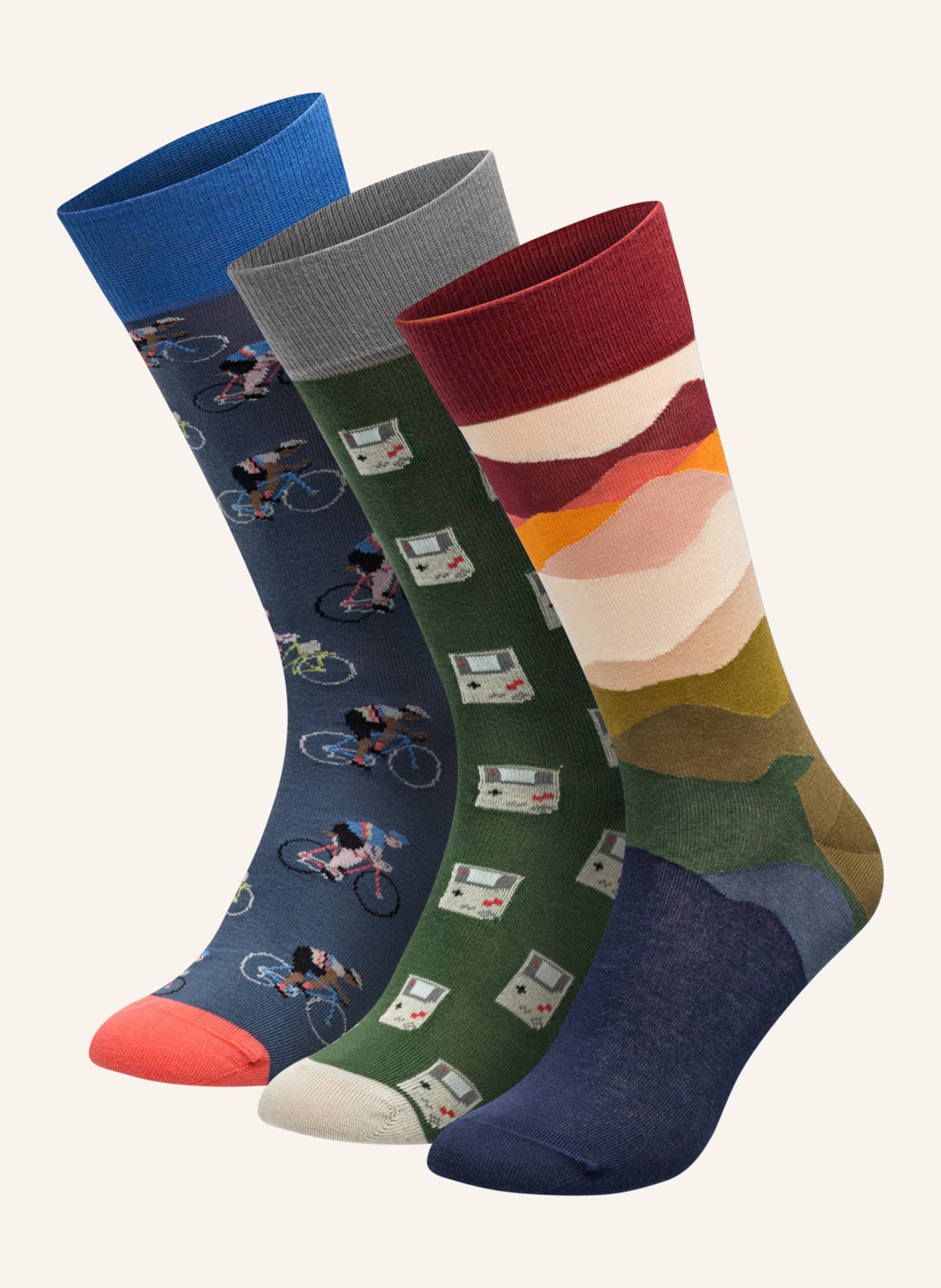 DillySocks 3er-Pack Socken CHILLING DAYS AHEAD - BLUE BIKE, GAME DAY, WANDERLUST, Farbe: SCHWARZ/ WEISS/ ROT (Bild 1)