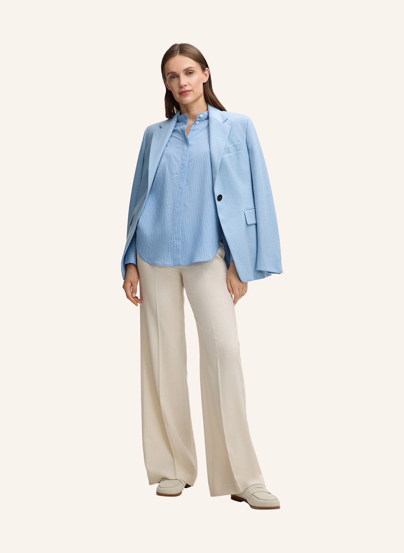 windsor. Bluse: HELLBLAU