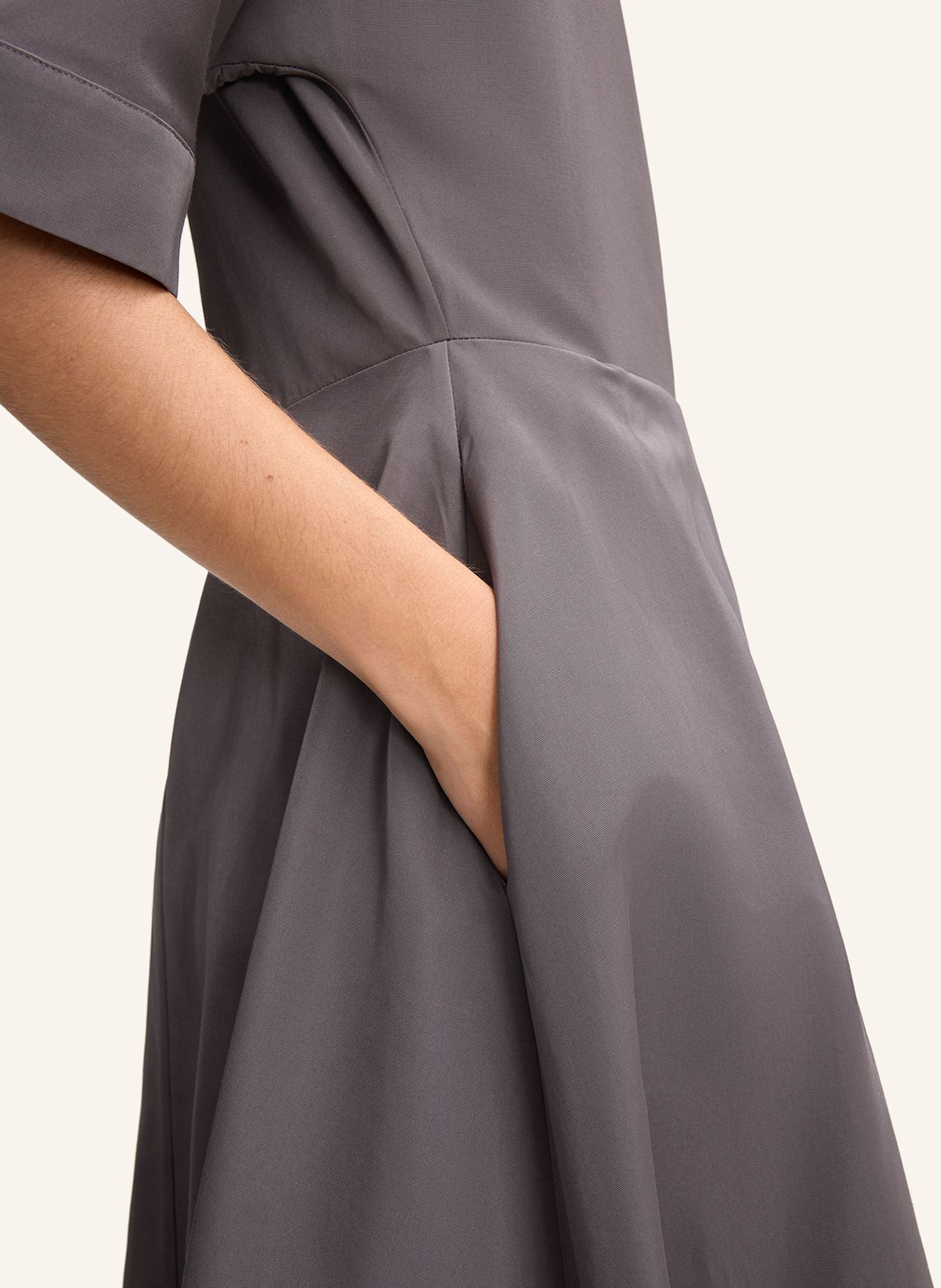 windsor. Kleid: GRAU