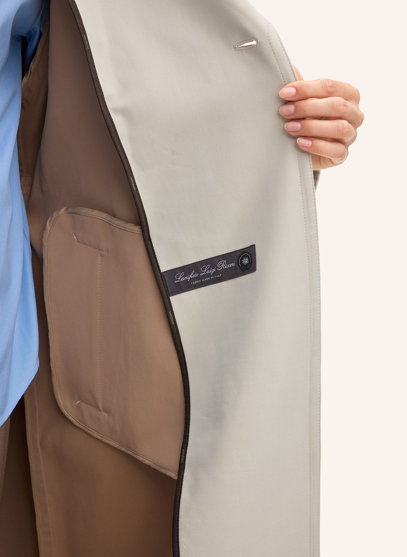 windsor. Trenchcoat: WEISS