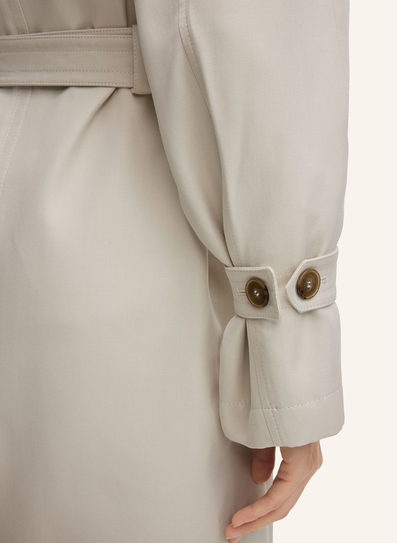 windsor. Trenchcoat: WEISS