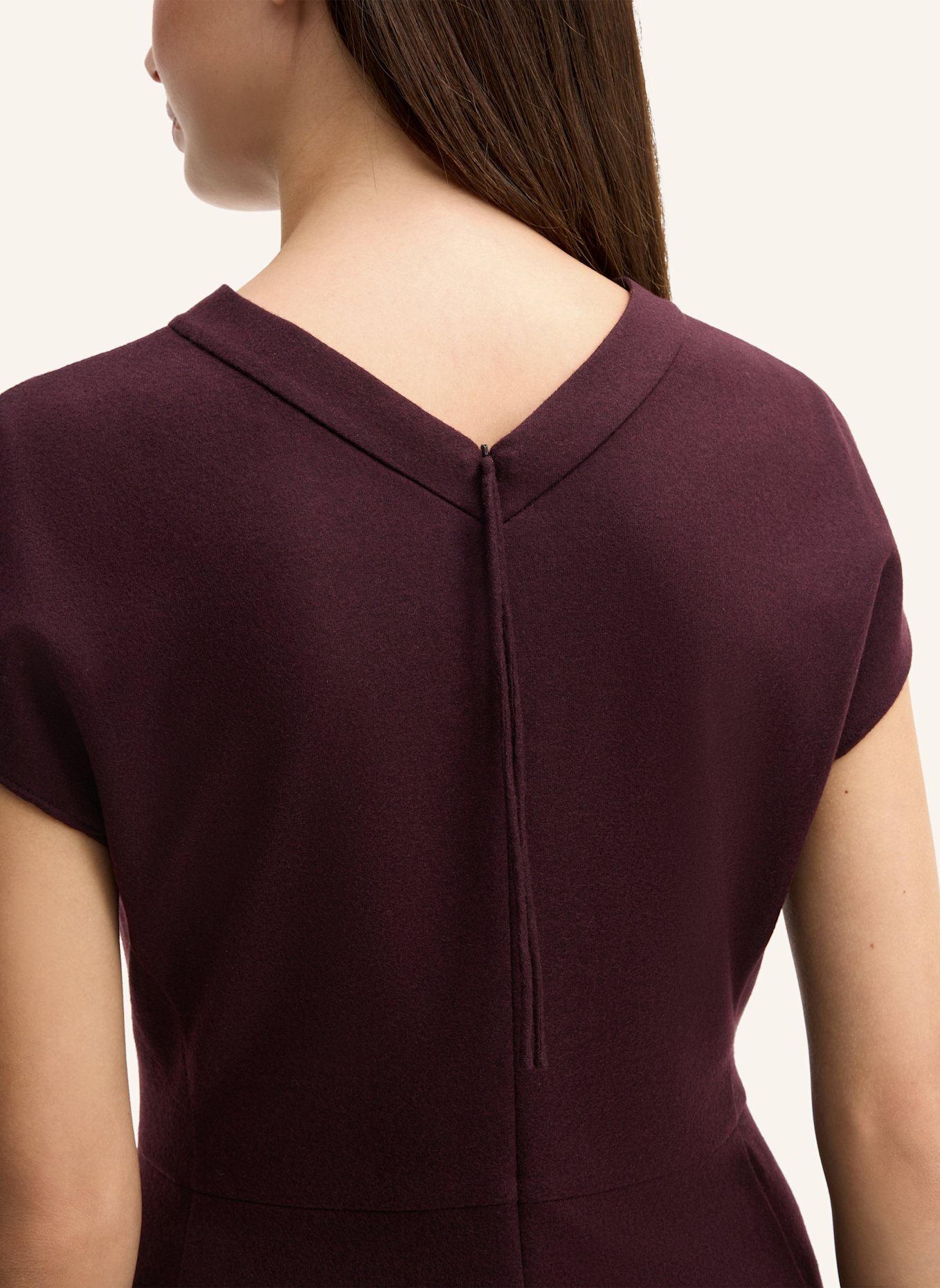 windsor. Kleid: DUNKELROT