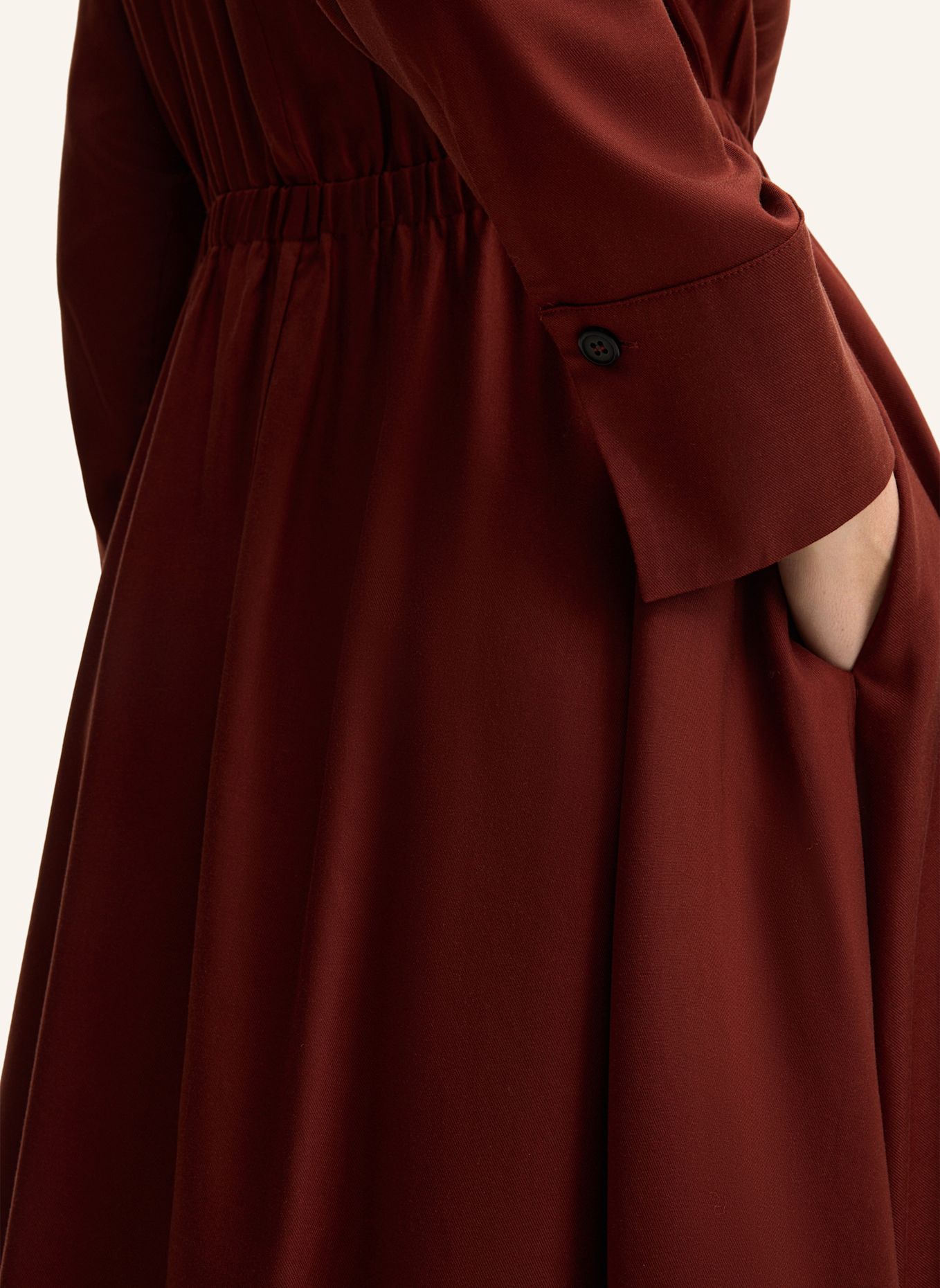 windsor. Kleid: DUNKELROT