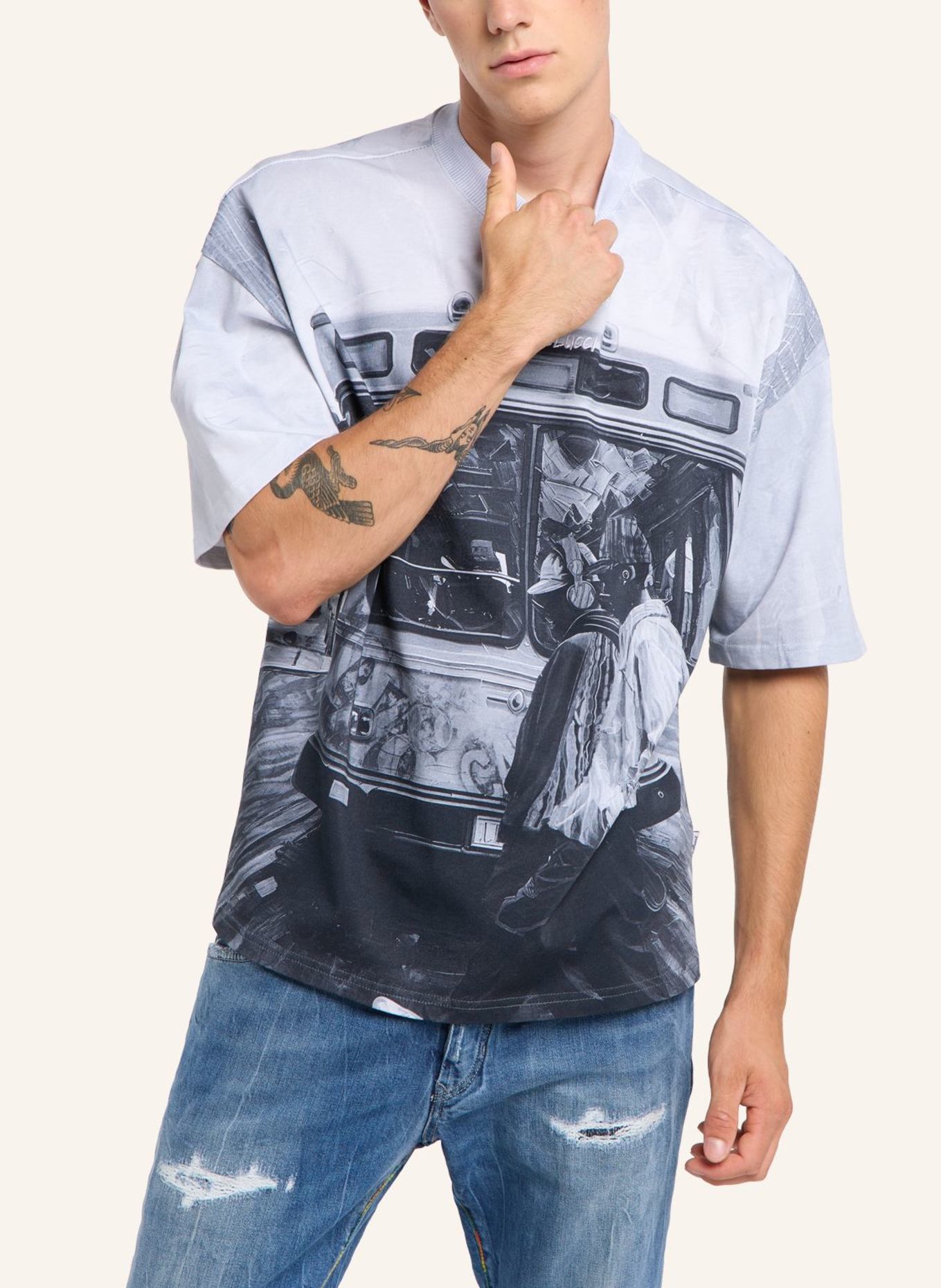 CARLO COLUCCI Oversize T-Shirt - Impression of Carlo ERCOLIN: WEISS/ SCHWARZ