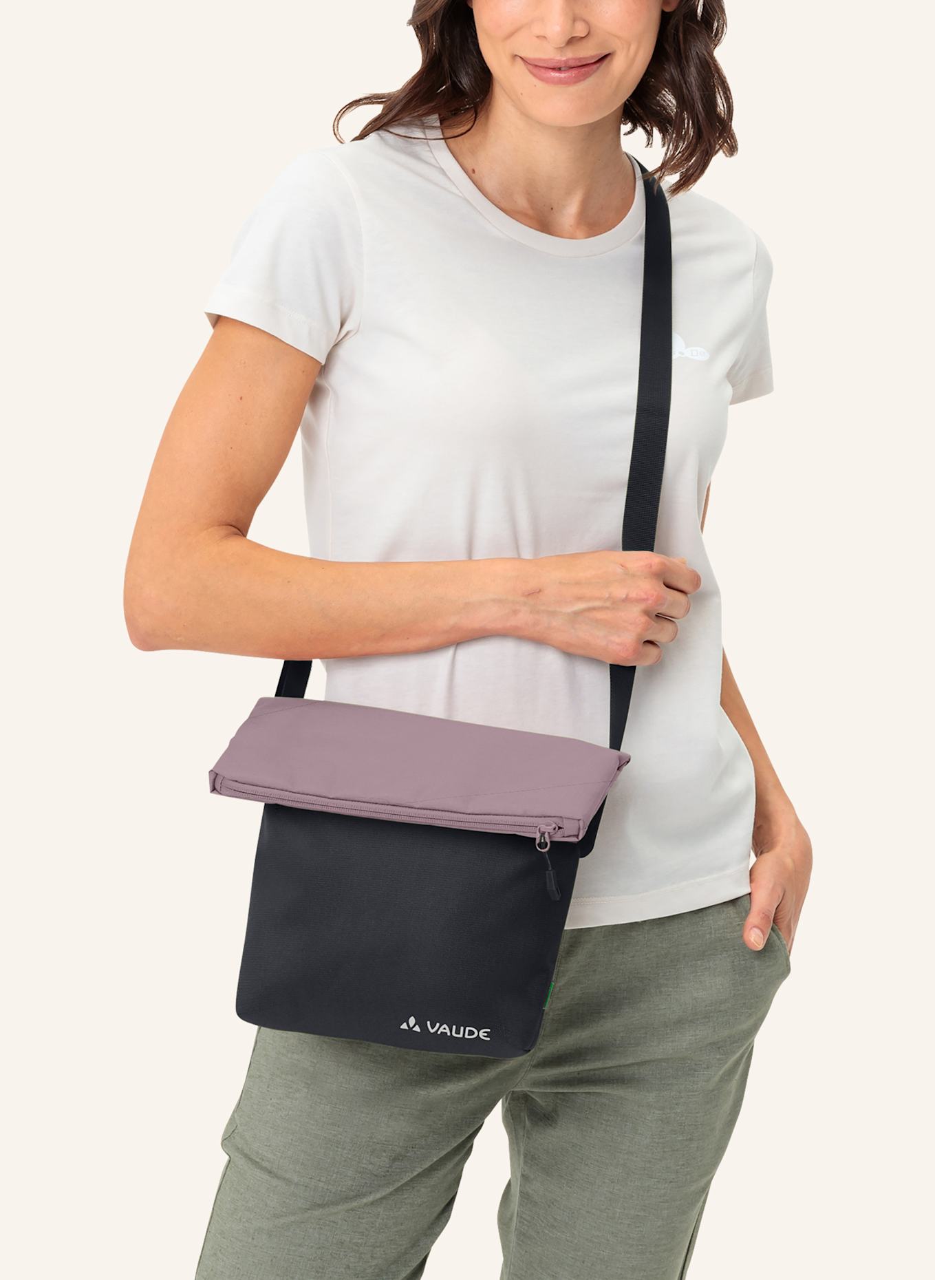 VAUDE Schultertasche HEKA II: SCHWARZ/ LILA