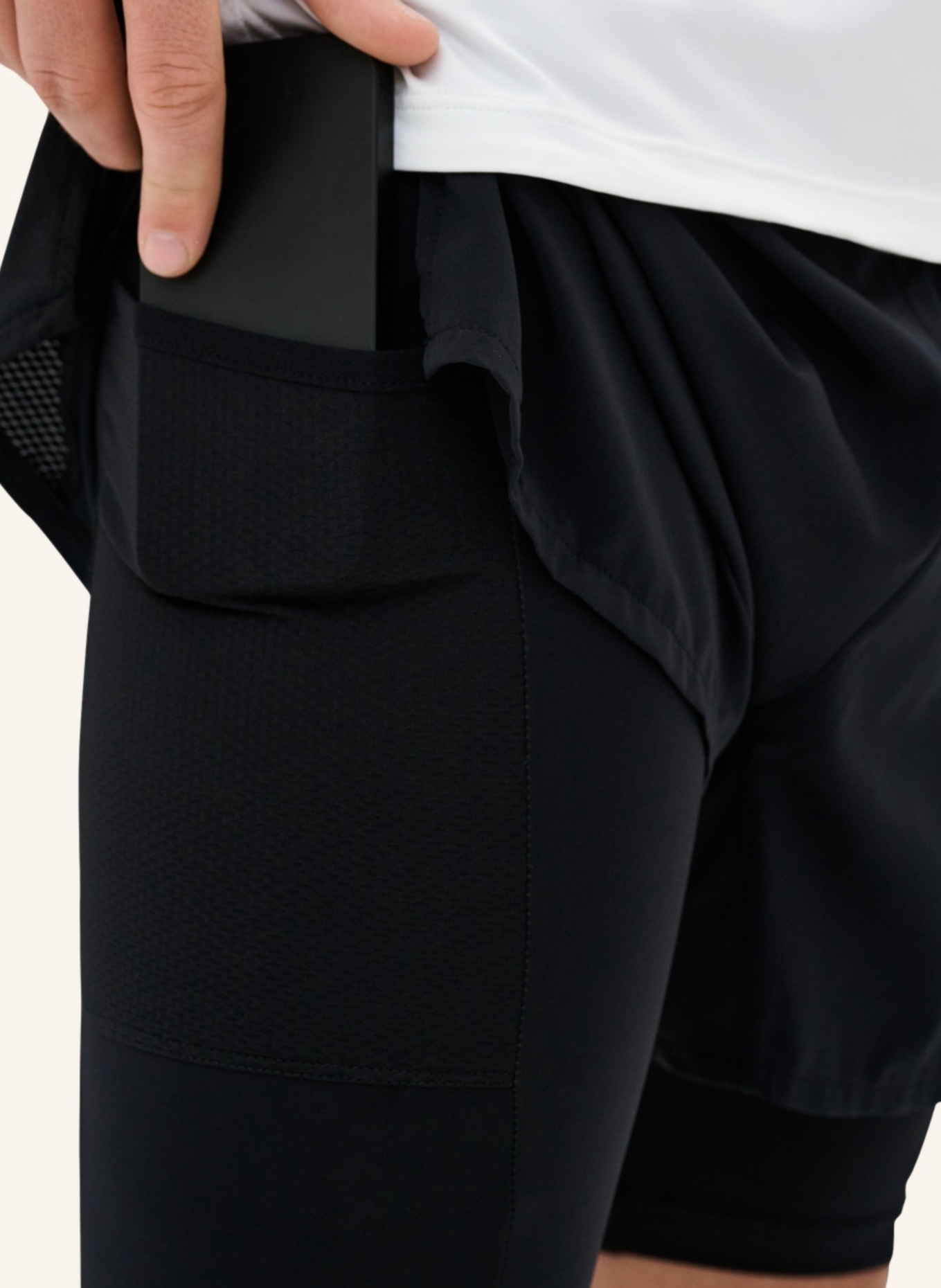 cep 2-in-1 Laufshorts THE RUN mit Kompression, Farbe: SCHWARZ (Bild 3)