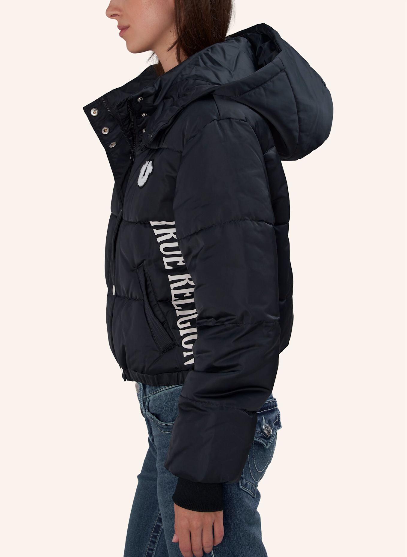 TRUE RELIGION Cropped-Puffer-Jacke: SCHWARZ