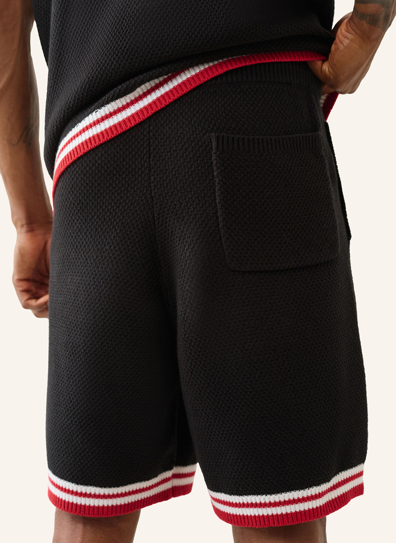 TRUE RELIGION Sweatshorts: SCHWARZ