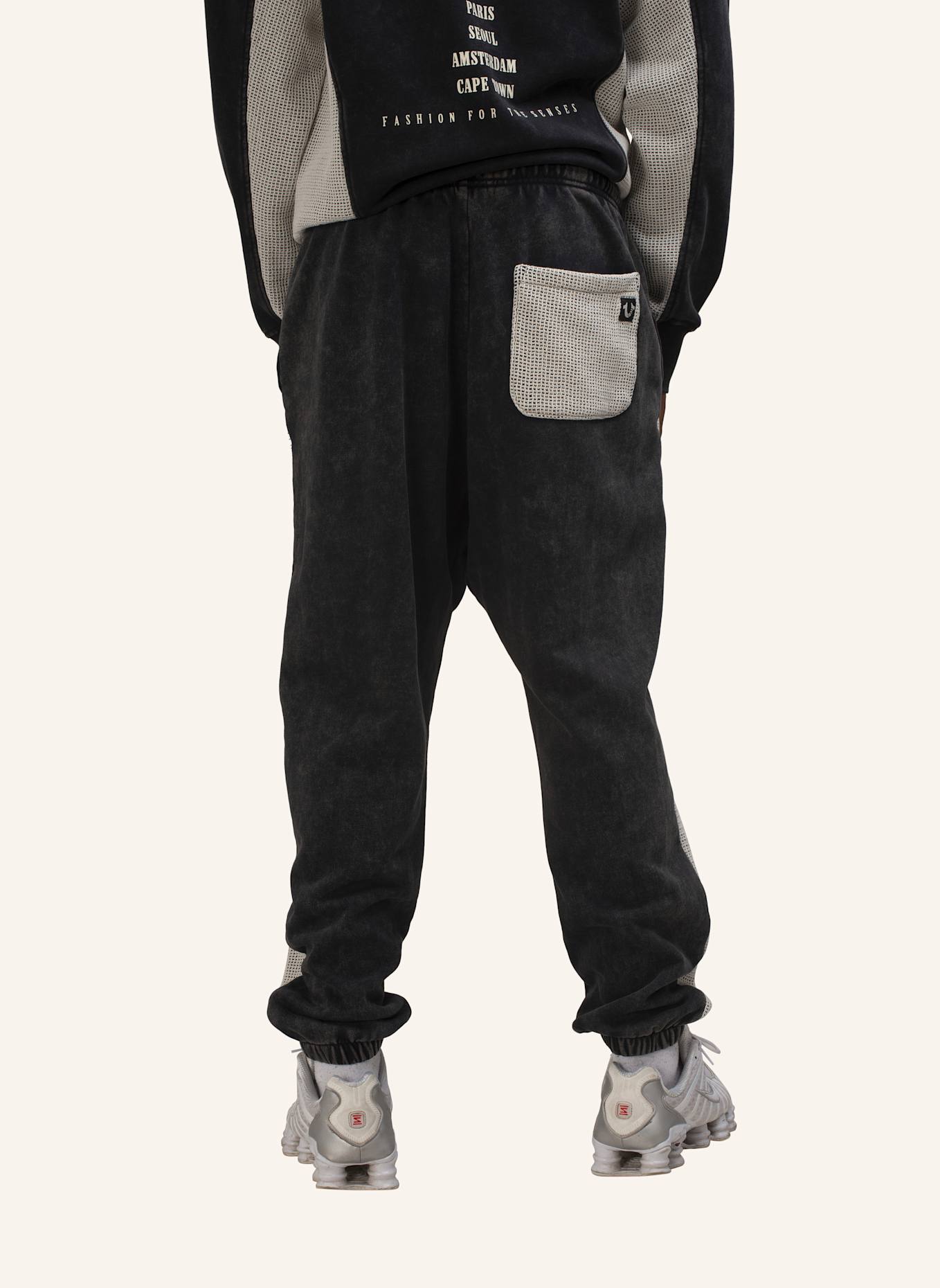TRUE RELIGION Sweathose: SCHWARZ