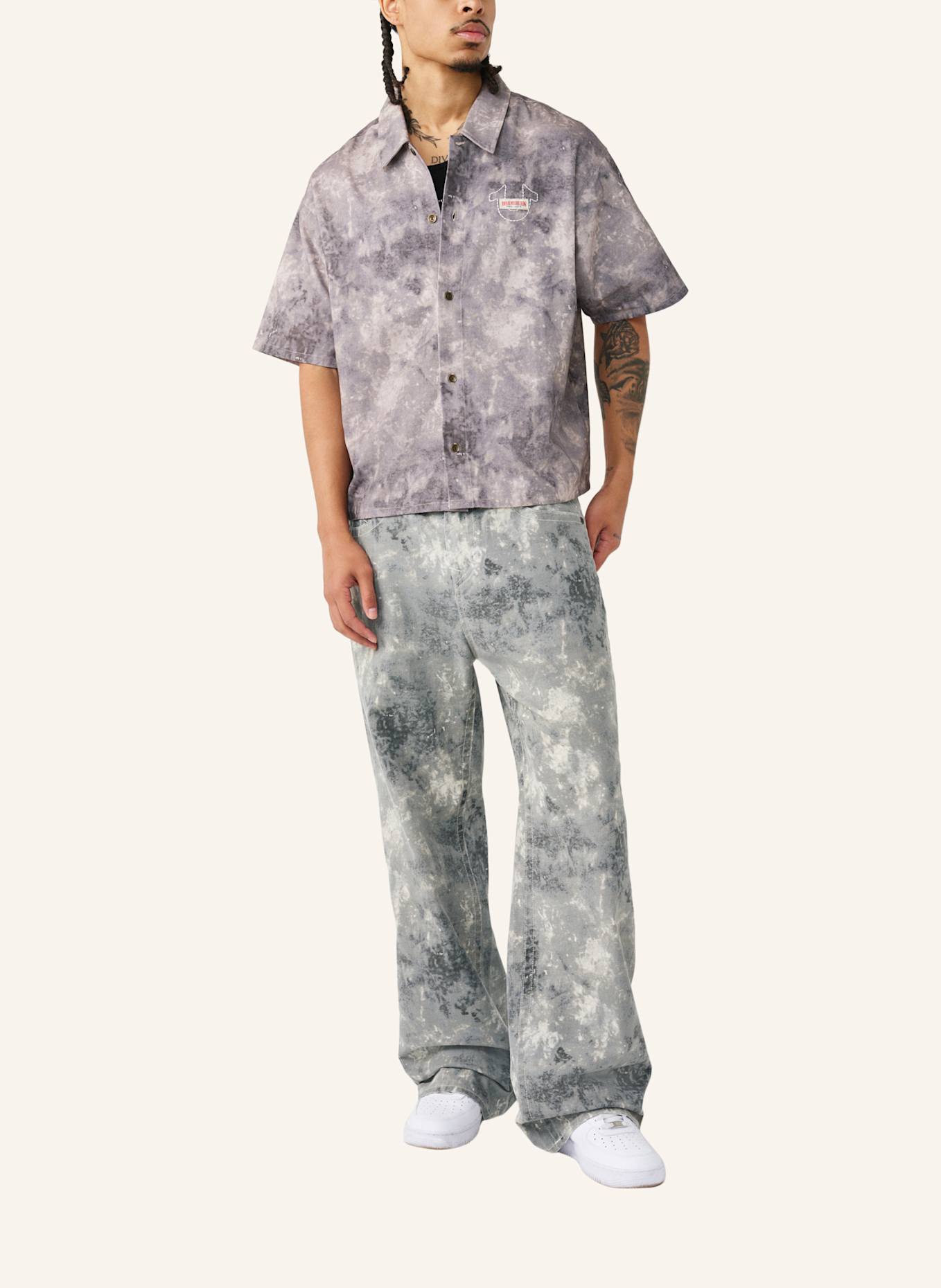 TRUE RELIGION Kurzarmhemd AOP: GRAU