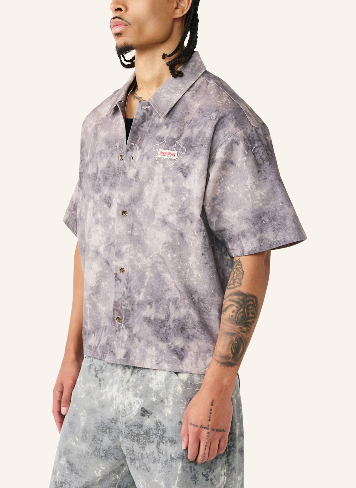 TRUE RELIGION Kurzarmhemd AOP: GRAU
