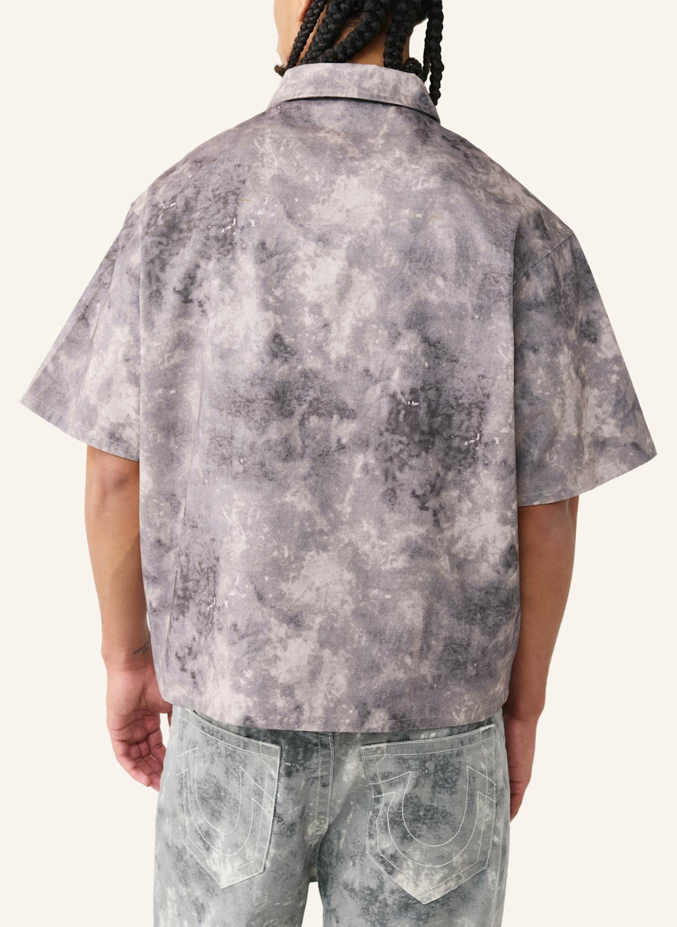 TRUE RELIGION Kurzarmhemd AOP: GRAU