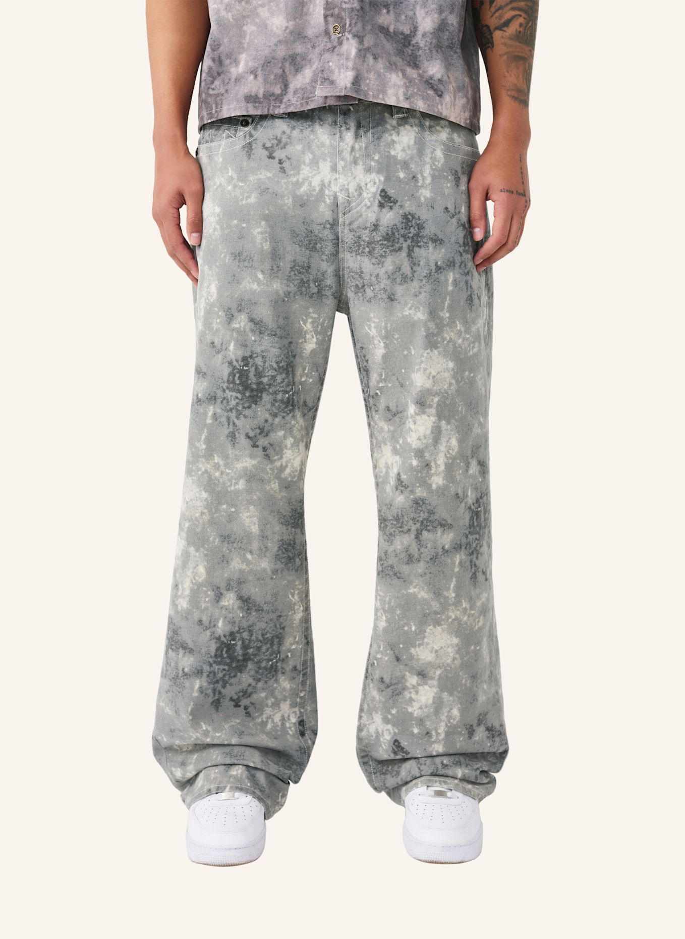 TRUE RELIGION Jeans VINNY Tie Dye Camo: GRAU / WEISS