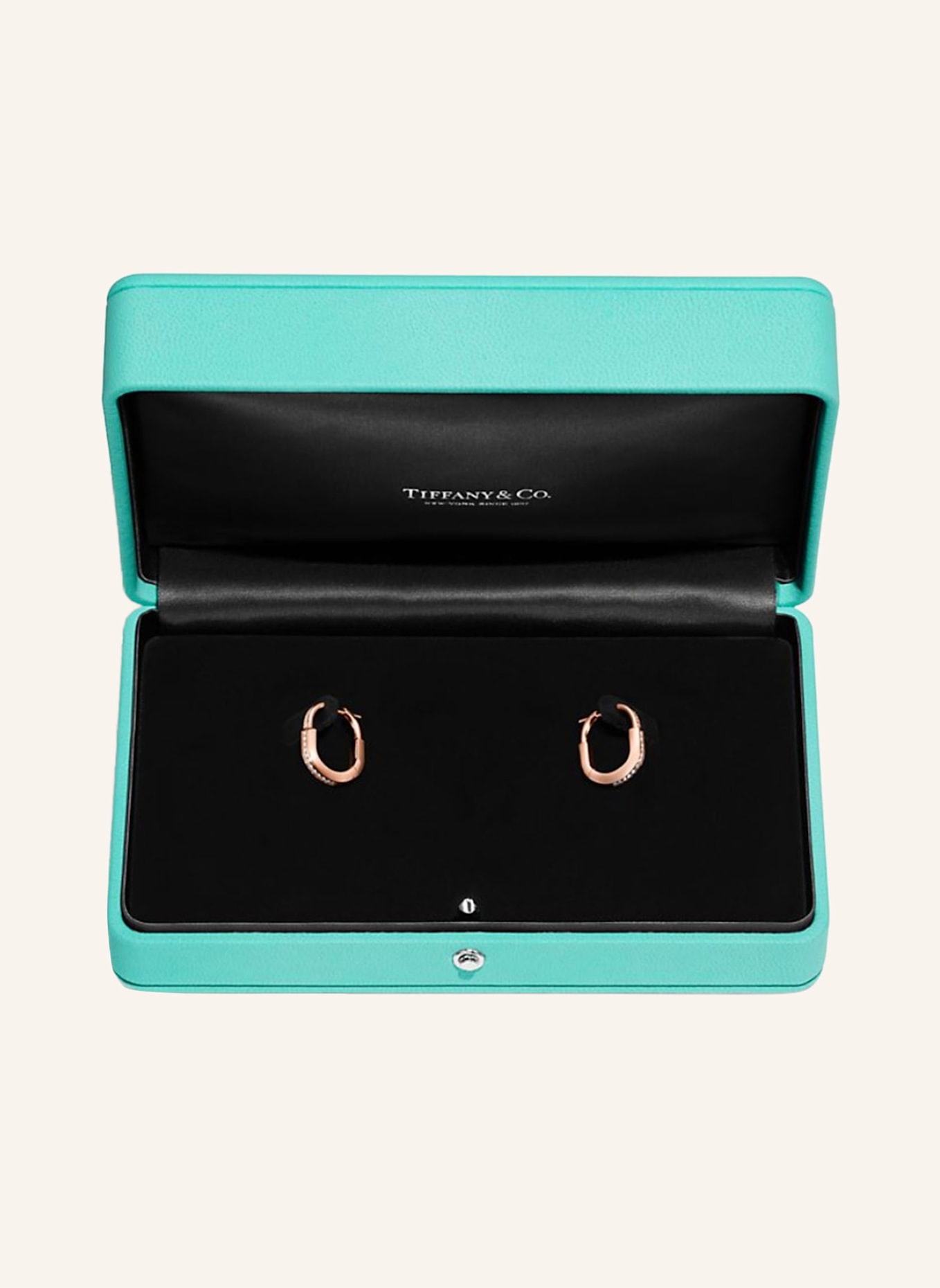 TIFFANY & Co. Kolczyki typu creole TIFFANY LOCK z 18-karatowego różowego złota z diamentami w oprawie pavé: RÓŻOWOZLOTY