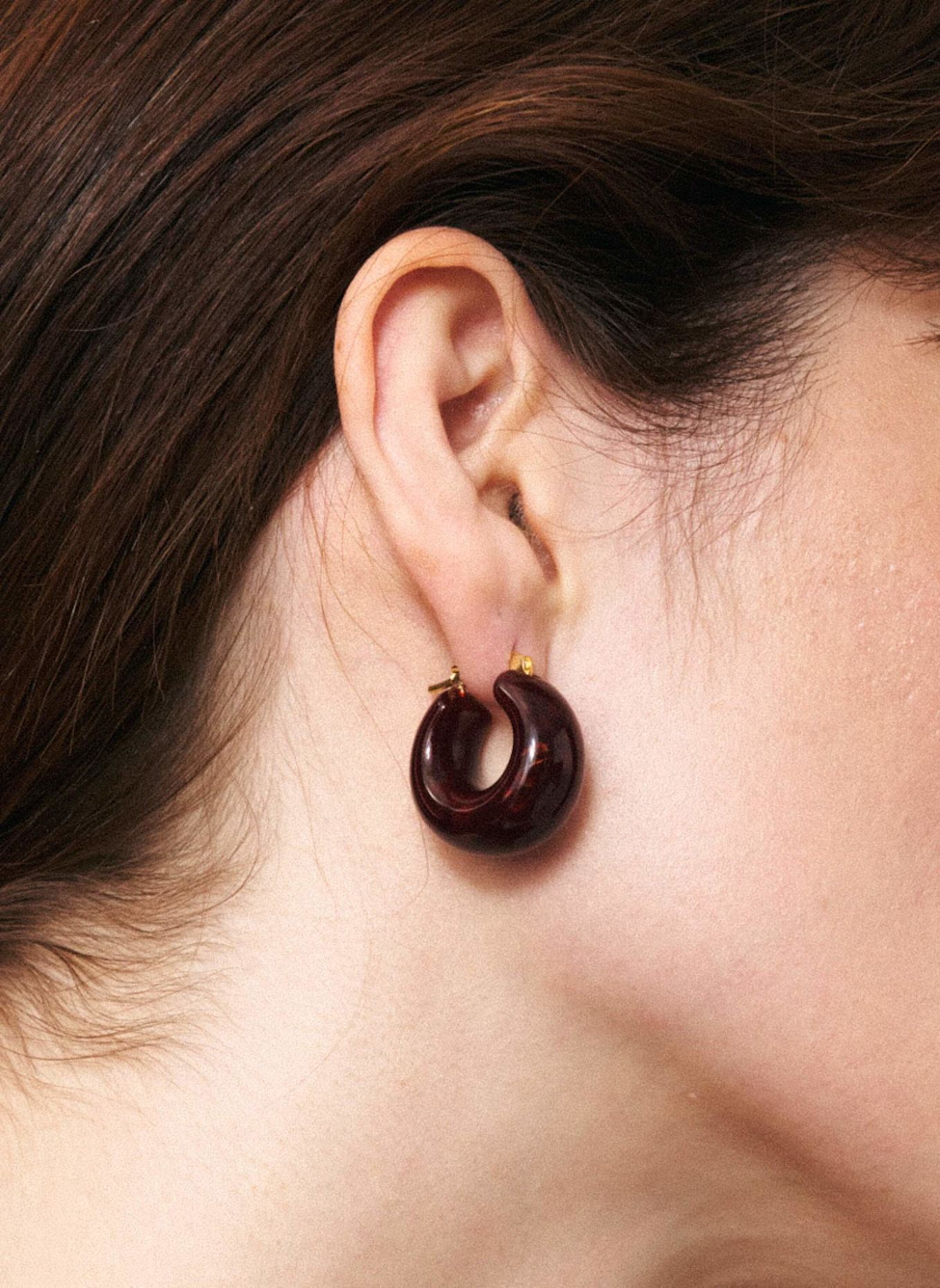 VANESSA BARONI Ohrhänger CIRCLET EARRING BORDEAUX MARBLE by GLAMBOU, Farbe: GOLD (Bild 2)