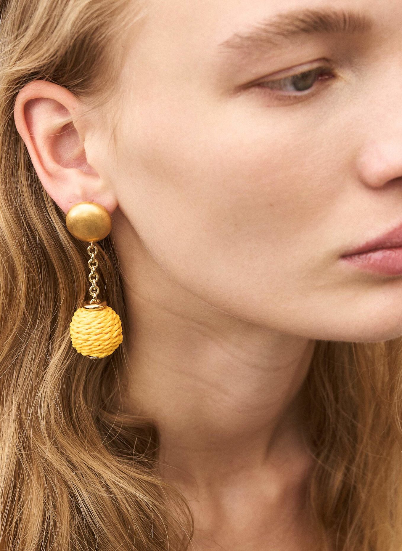 VANESSA BARONI Ohrringe HANGING RAFFIA DOT EARRING YELLOW by GLAMBOU, Farbe: GELB (Bild 2)