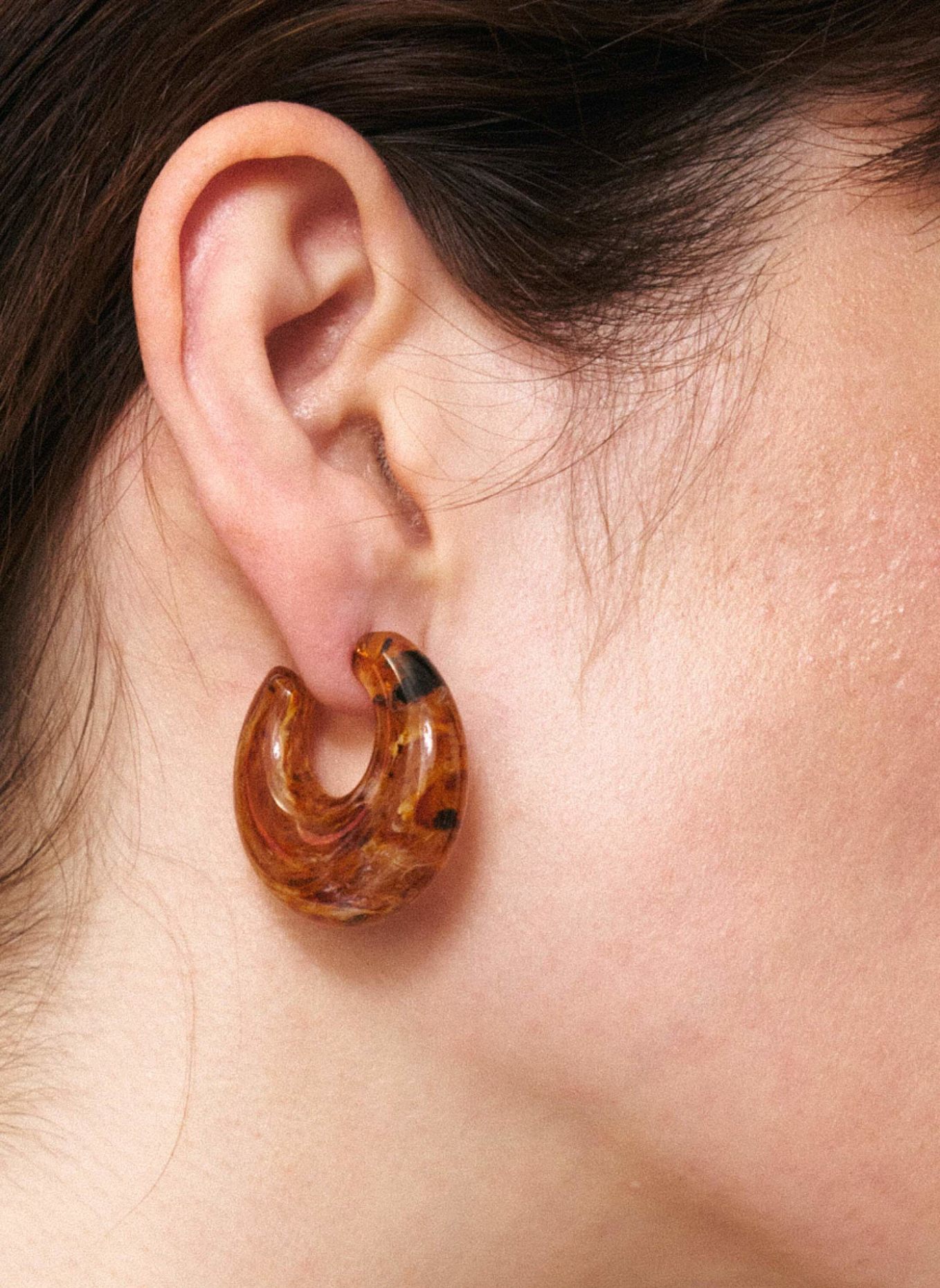 VANESSA BARONI Ohrhänger MOON EARRING AMBER by GLAMBOU, Farbe: GOLD (Bild 2)