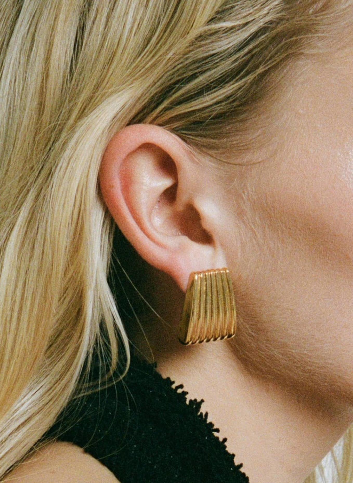 HEAVEN MAYHEM Ohrhänger RIBBED by GLAMBOU: GOLD