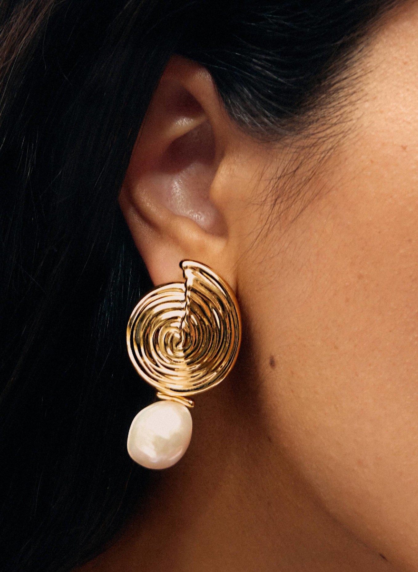 MISSOMA Ohrhänger SPIRAL DETACHABLE PEARL DROP EARRINGS by GLAMBOU: GOLD