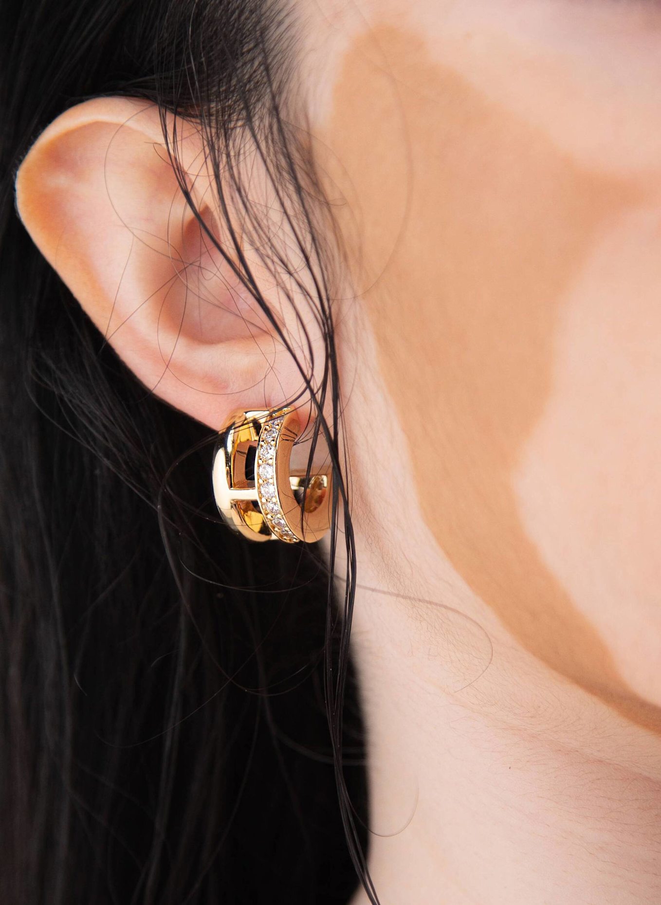 YOJ Creolen MIDI PAVE BAR EARRINGS by GLAMBOU: GOLD