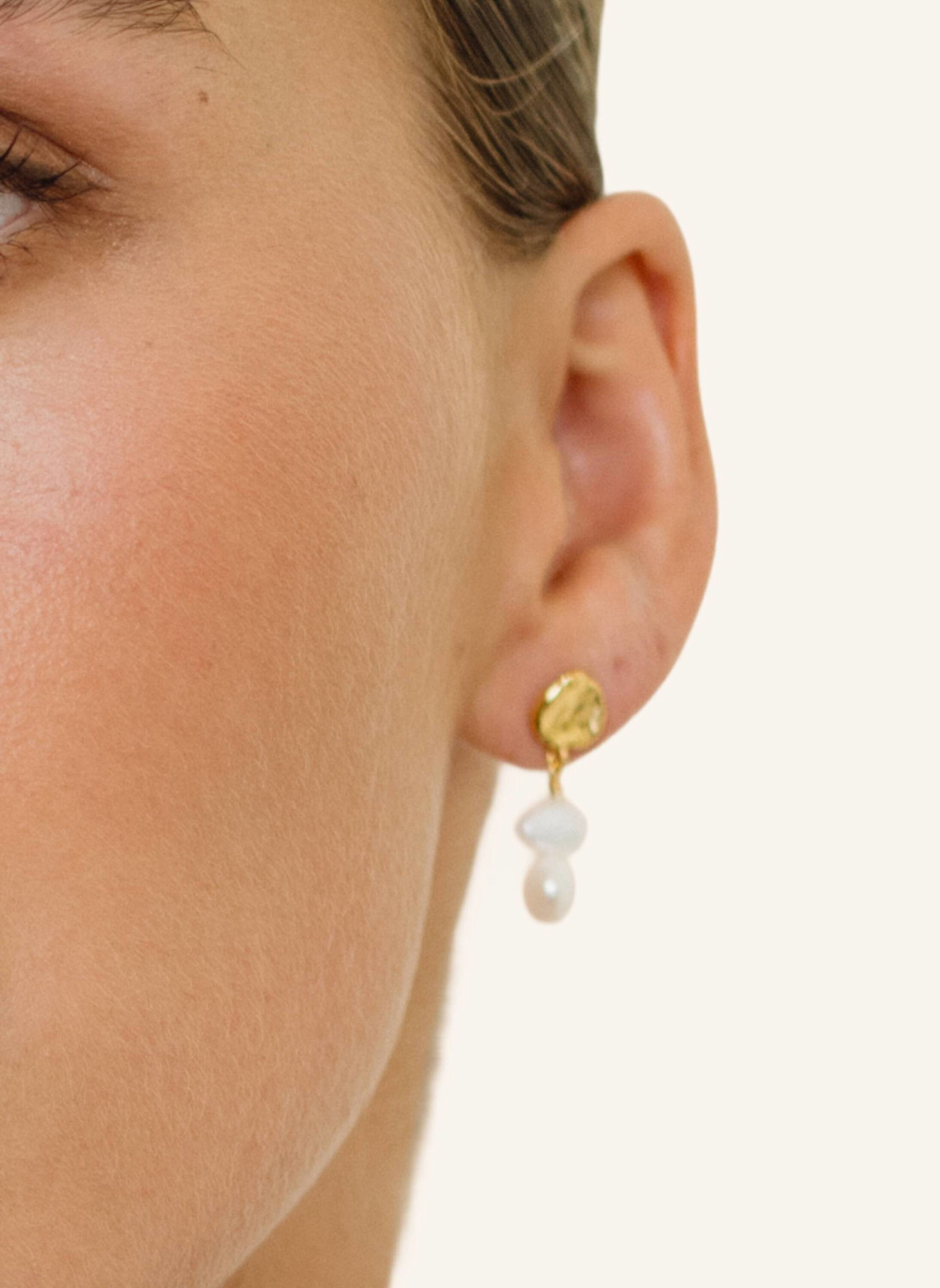ANNI LU Ohrringe PEARLY DROP by GLAMBOU: GOLD