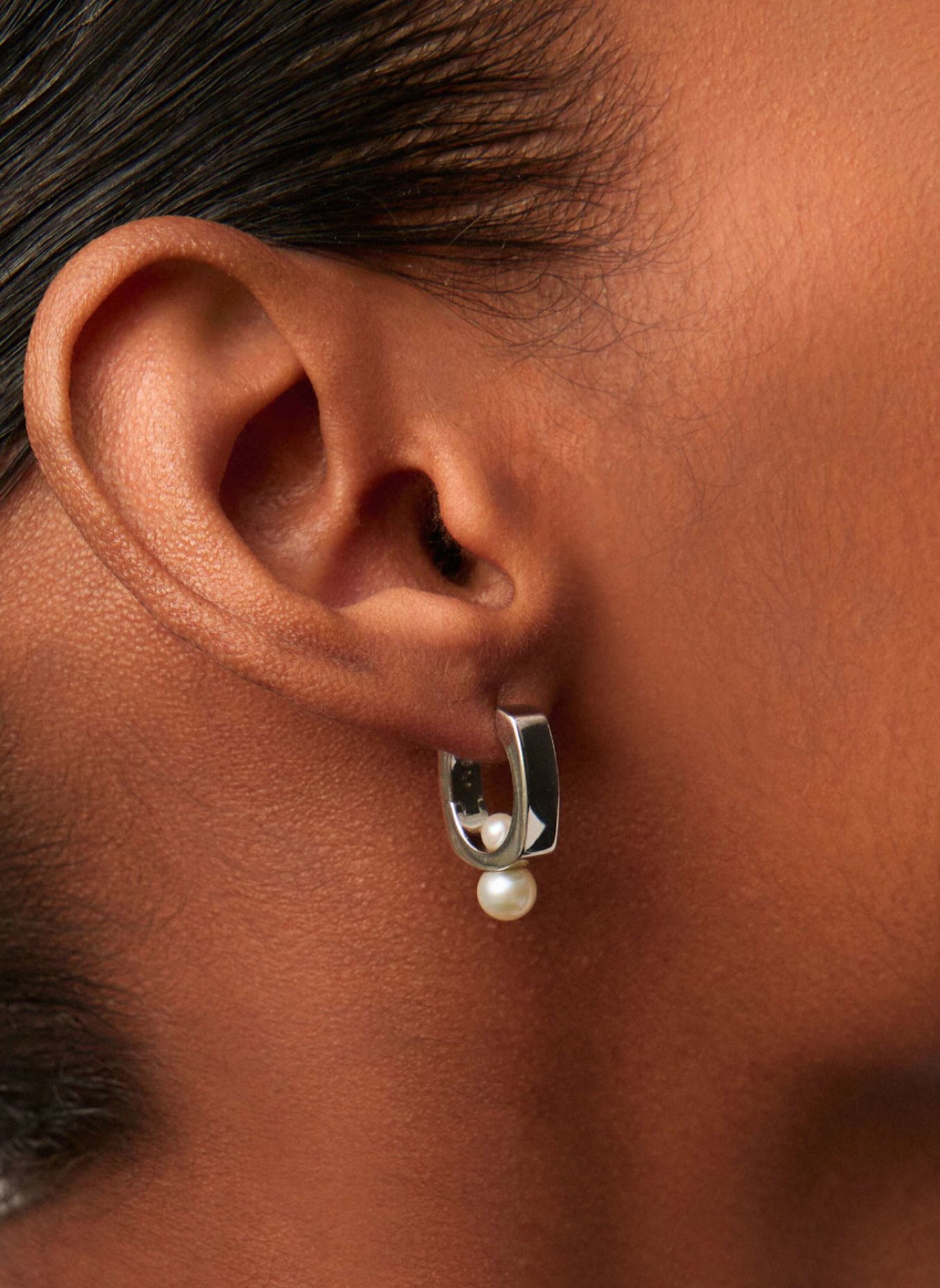 MISSOMA Ohrhänger BUTTON PEARL SQUARE SMALL by GLAMBOU: SILBER