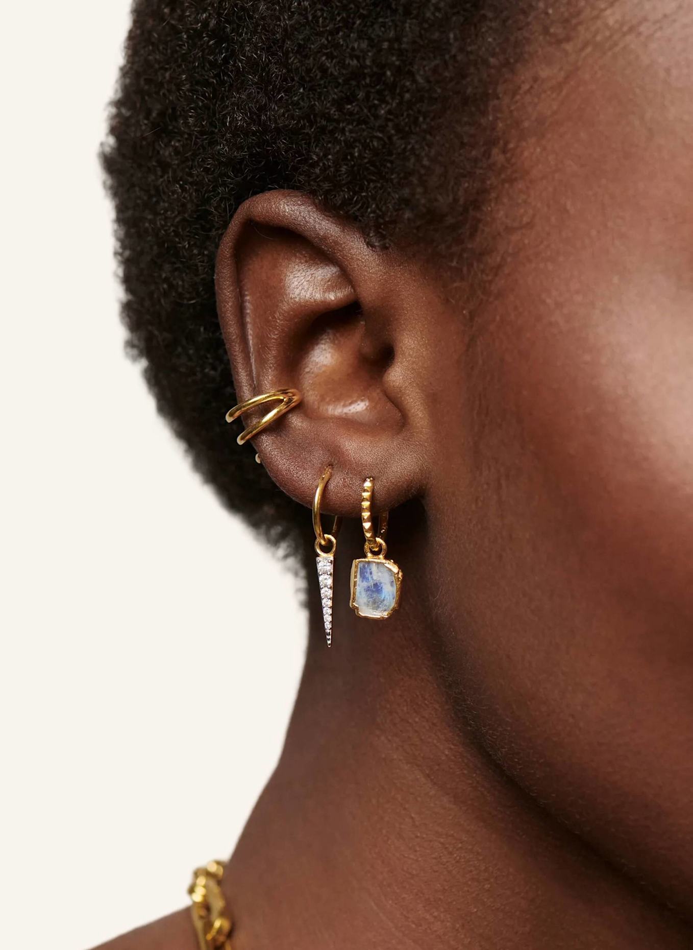 MISSOMA Creolen PYRAMID RAINBOW MOONSTONE MINI DROP HOOPS by GLAMBOU: GOLD