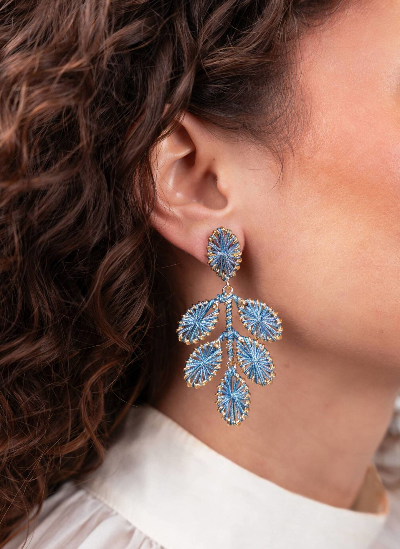 LOTT.gioielli Ohrhänger BEATRICE FLOWER LEAFS EARRING M TEAL BLUE by GLAMBOU: GOLD