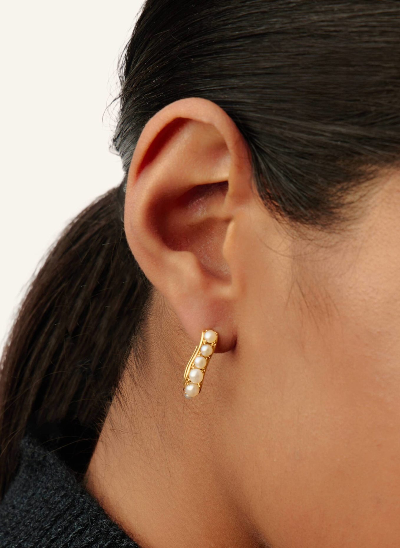 MISSOMA Creolen PEARL WAVE SMALL HOOP EARRINGS by GLAMBOU: GOLD