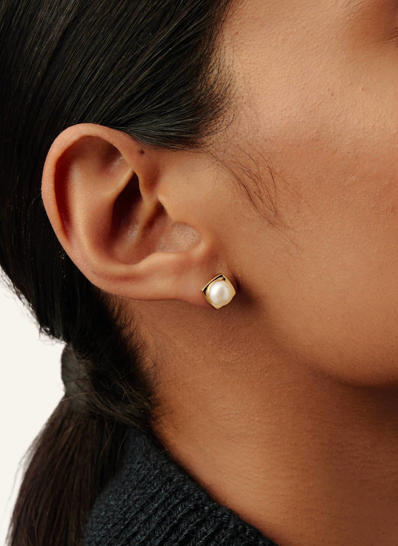 MISSOMA Ohrstecker BUTTON PEARL SQUARE STUD EARRINGS by GLAMBOU: GOLD