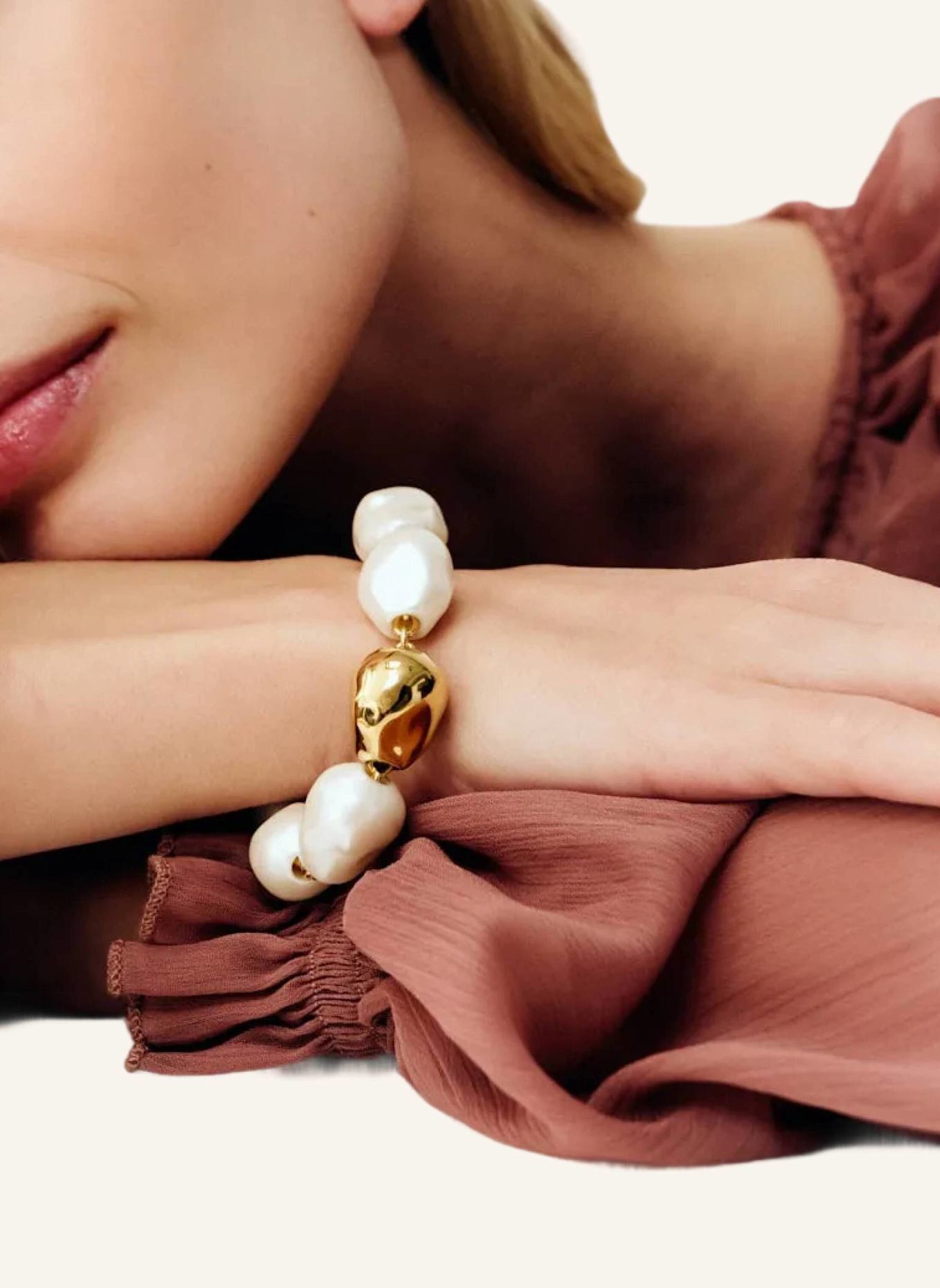 VANESSA BARONI Armbänder ORGANIC PEARL BRACELET WITH GOLD PEARL by GLAMBOU: GOLD